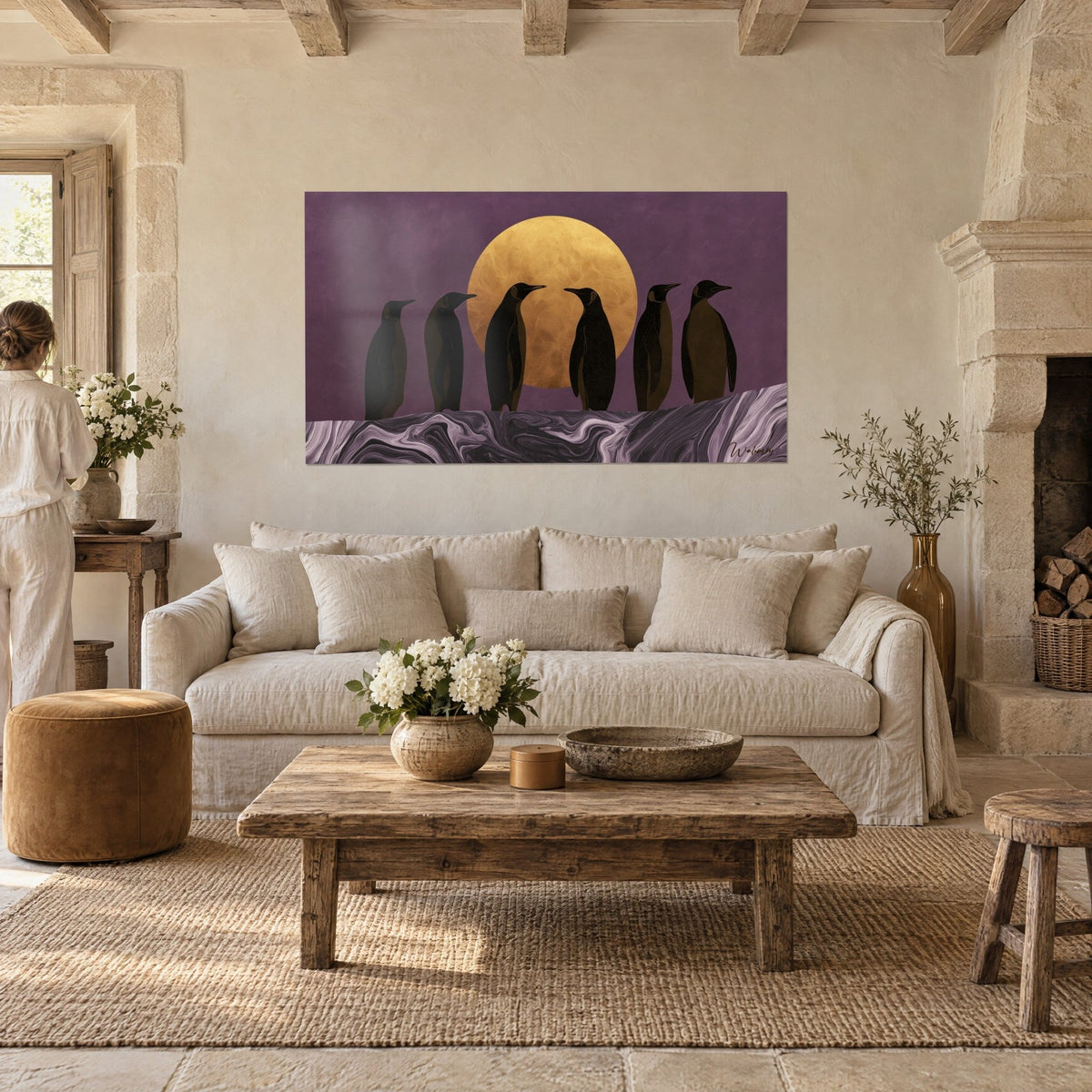 Schilderij zes zwarte pinguïns op een rij voor een gouden schijf op een pruimkleurige achtergrond, boven een bank in een lichte woonkamer