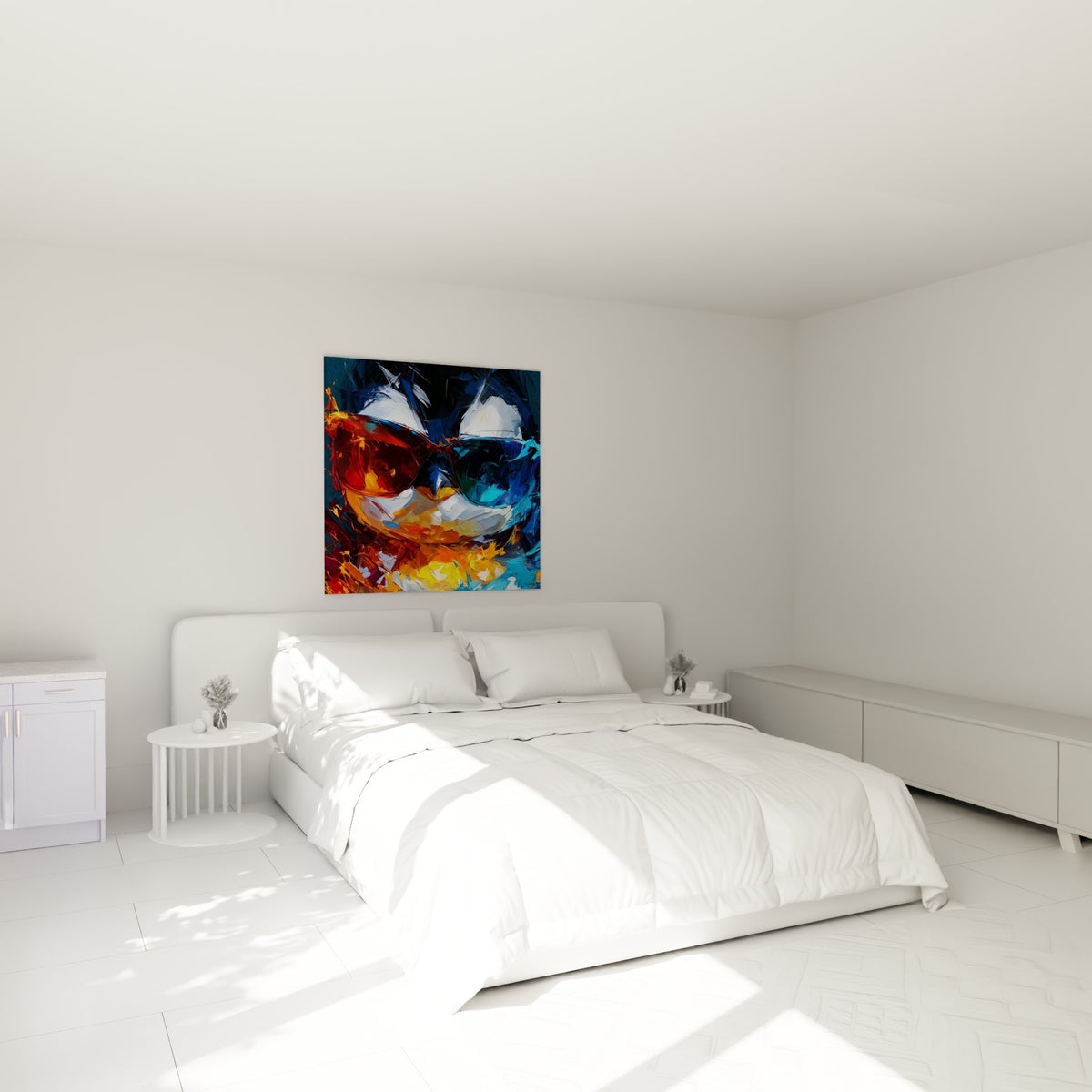 Pingouin coloré aux teintes orange et bleu marine, accroché au-dessus d'un lit dans une chambre claire