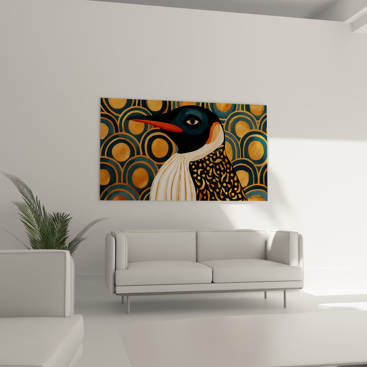 Tête de pingouin au bec orange et fond ocre, accrochée au-dessus d'un canapé dans un salon lumineux.