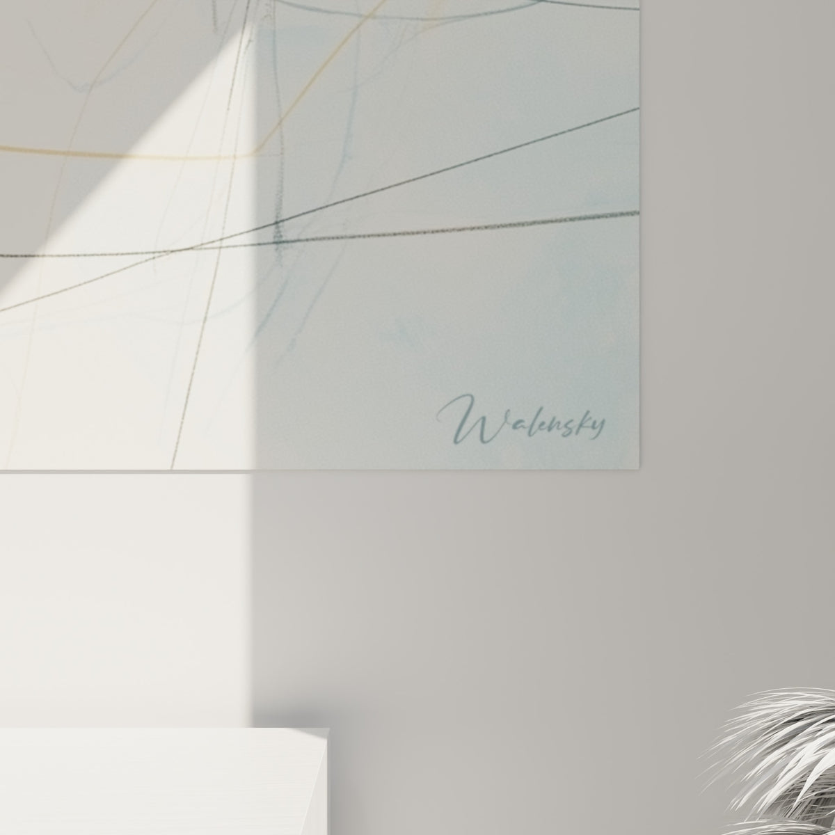 Empâtements de crayon noir et lavis jaune doré se mêlant au bleu pastel sur la toile du pingouin