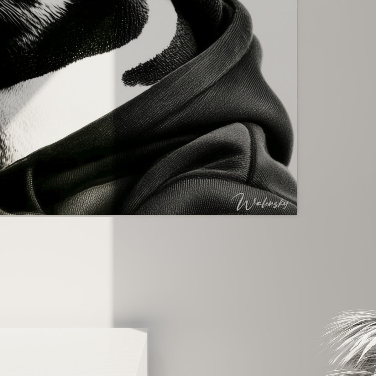 Grain détaillé du bonnet noir et blanc de ce pingouin, textures du tissu et empâtements visibles de près