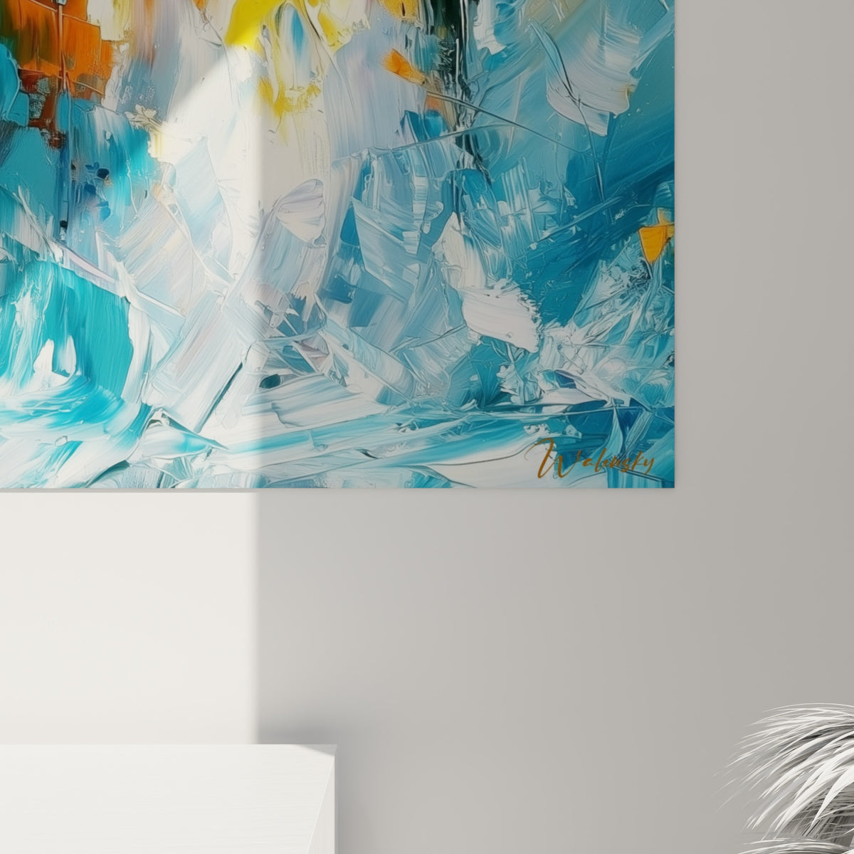 Empâtements épais bleu anthracite et coulures orangées visibles de près, matière dense et reliefs marqués