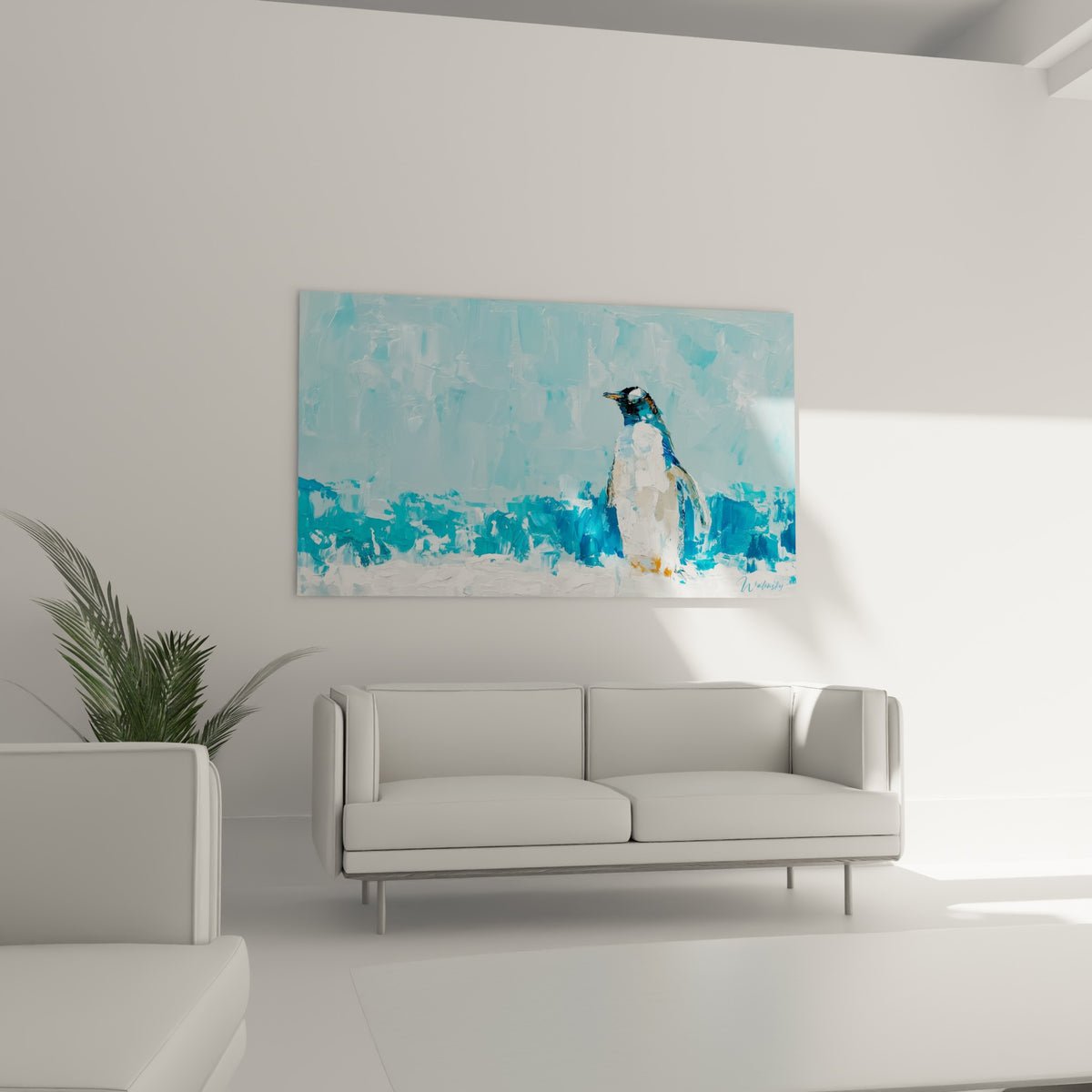 Oiseau polaire aux teintes bleues et blanches accroché au-dessus d'un canapé dans un salon lumineux