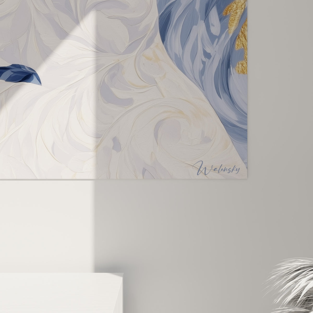 Empâtements blancs et dorés du plumage, coulures de bleu nuit et bec métallisé visibles de près sur la toile