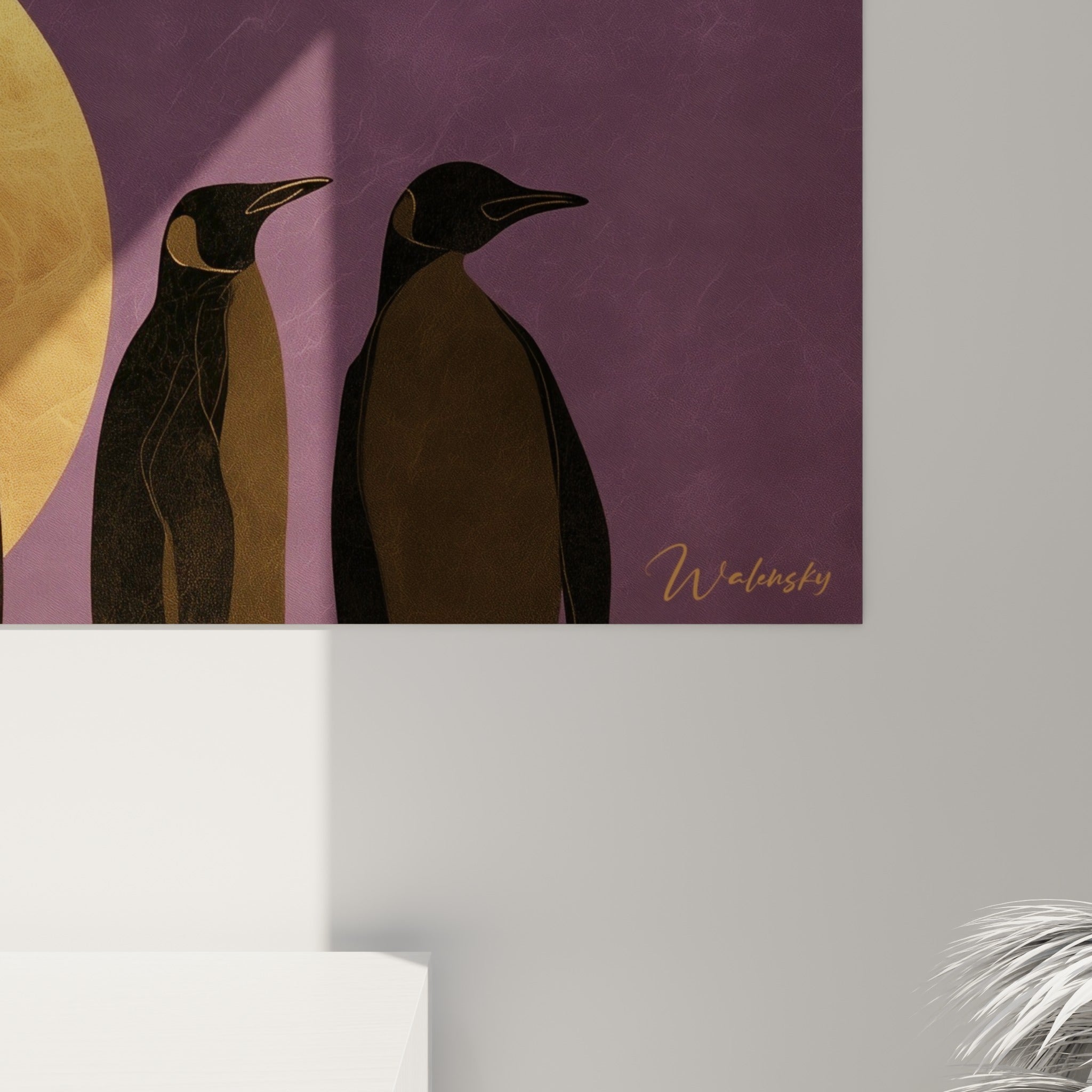 Empâtements dorés et noirs se mêlant sur les silhouettes des pingouins, texture veloutée du fond violet