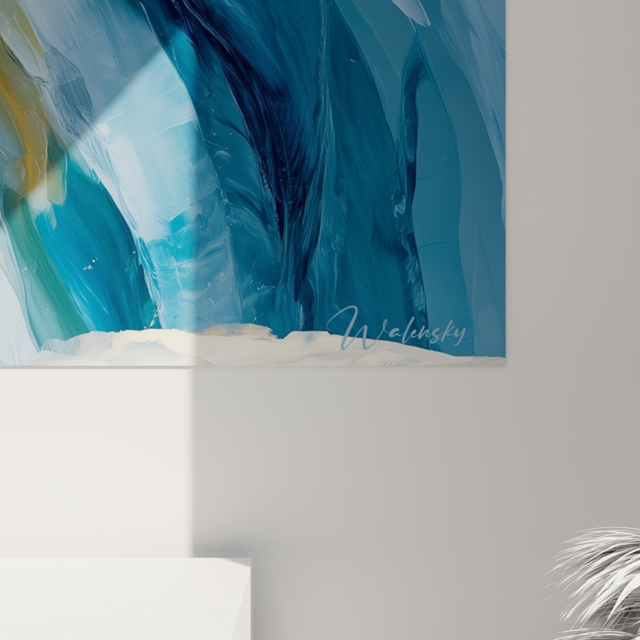 Empâtements de peinture bleu marine et doré du pingouin, grain texturé et coulures visibles de près sur la toile