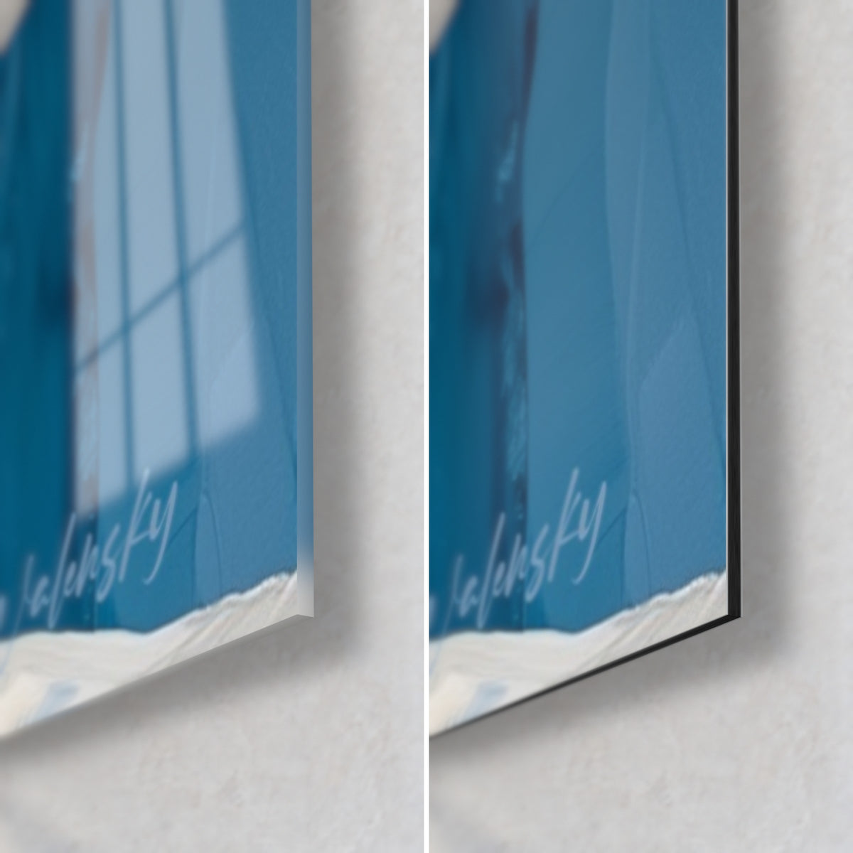 Schilderij pinguïn met koningsblauwe en ivoorkleurige penseelstreken, rechtsonder: glanzend glas links, mat zwart Dibond, rand van 3 mm
