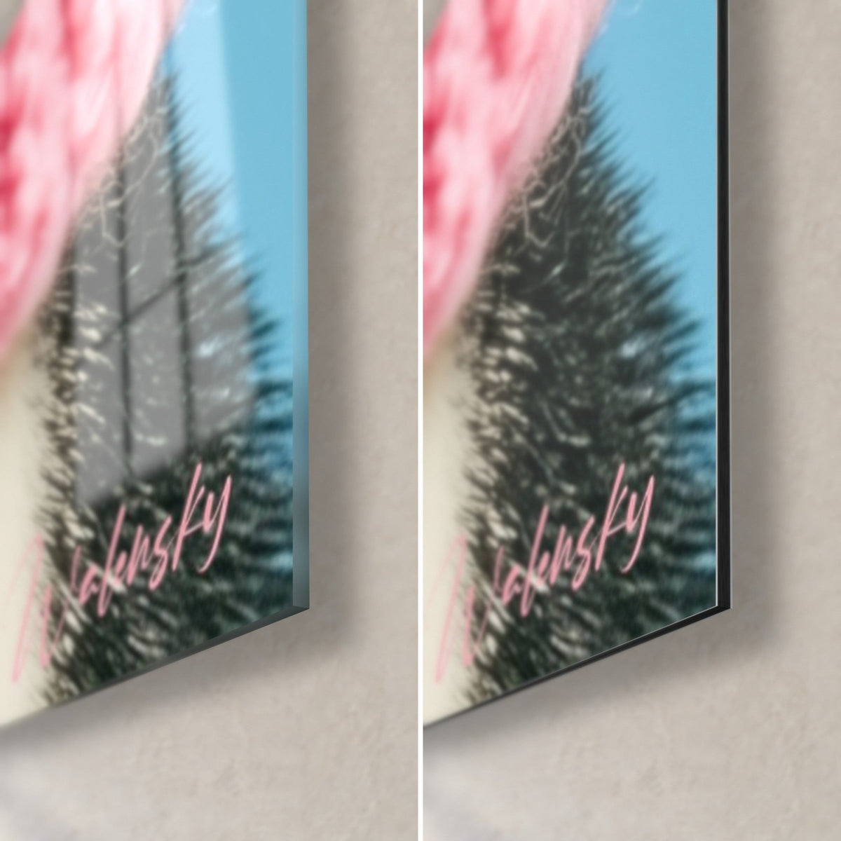 Schilderij van een poolvogel met roze gebreide sjaal, rechtsonder: glanzend glas links, mat zwart Dibond rechts