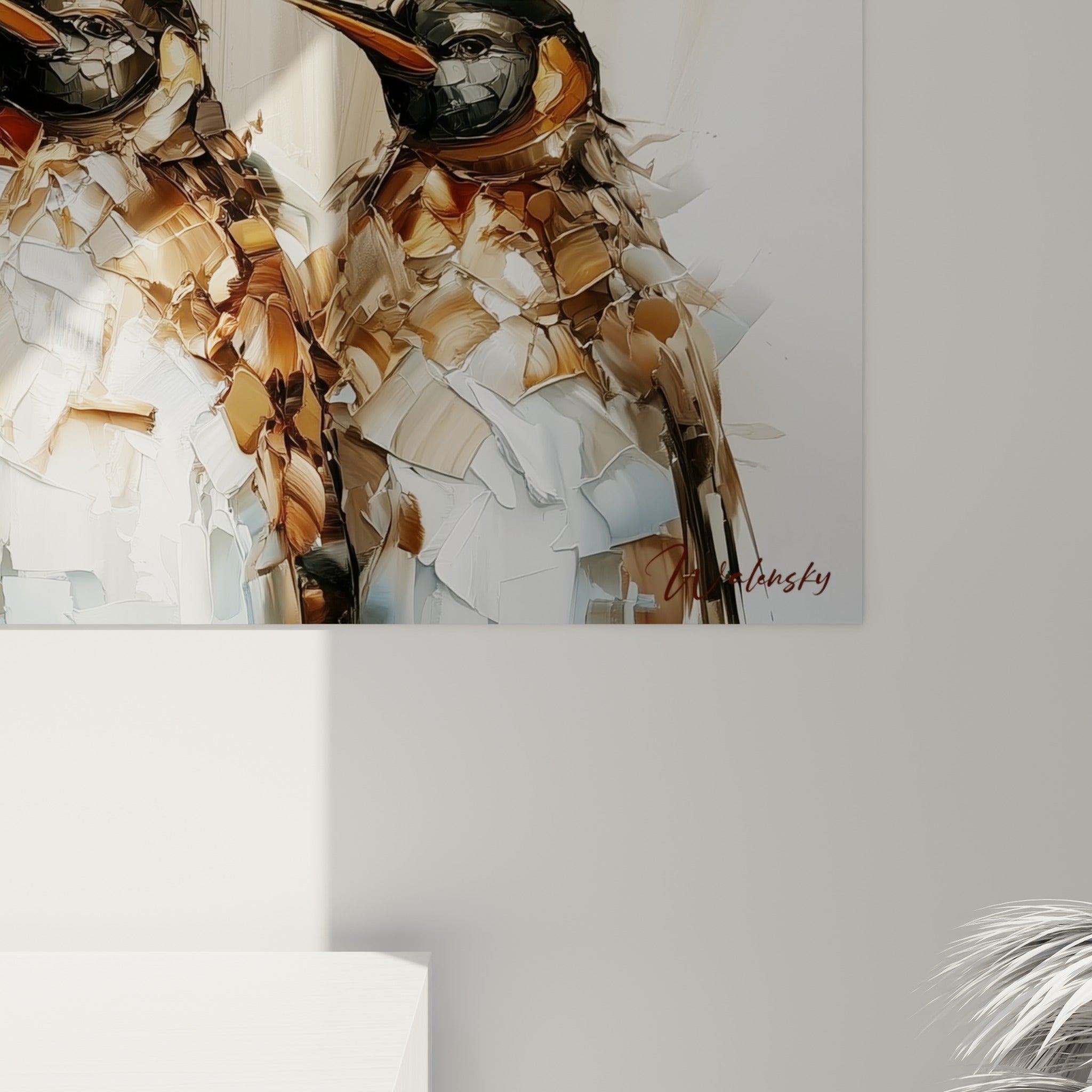 Empâtements de peinture ocre et anthracite formant le plumage strié d'un pingouin en gros plan