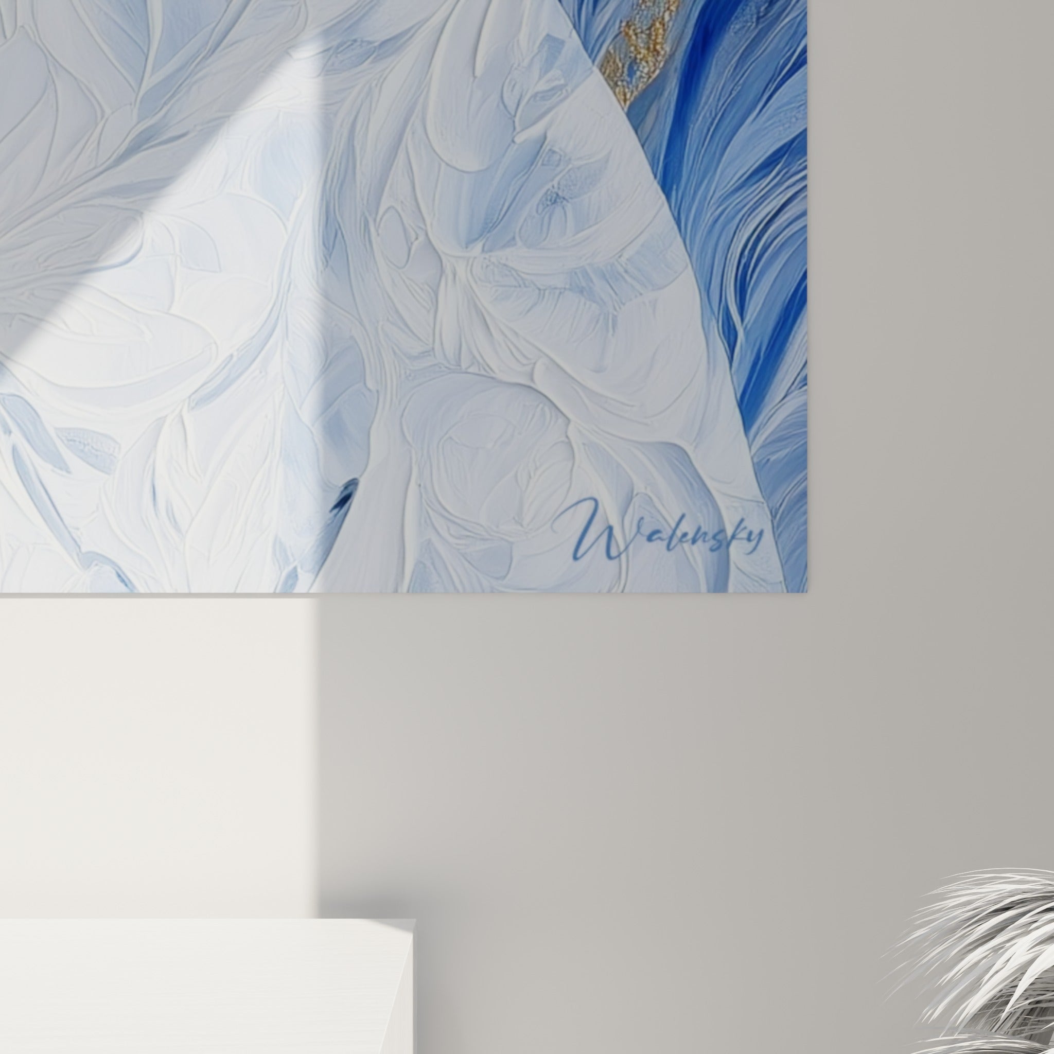 Empâtements épais de peinture blanche et bleu roi, coulures dorées visibles sur la toile du pingouin accrochée
