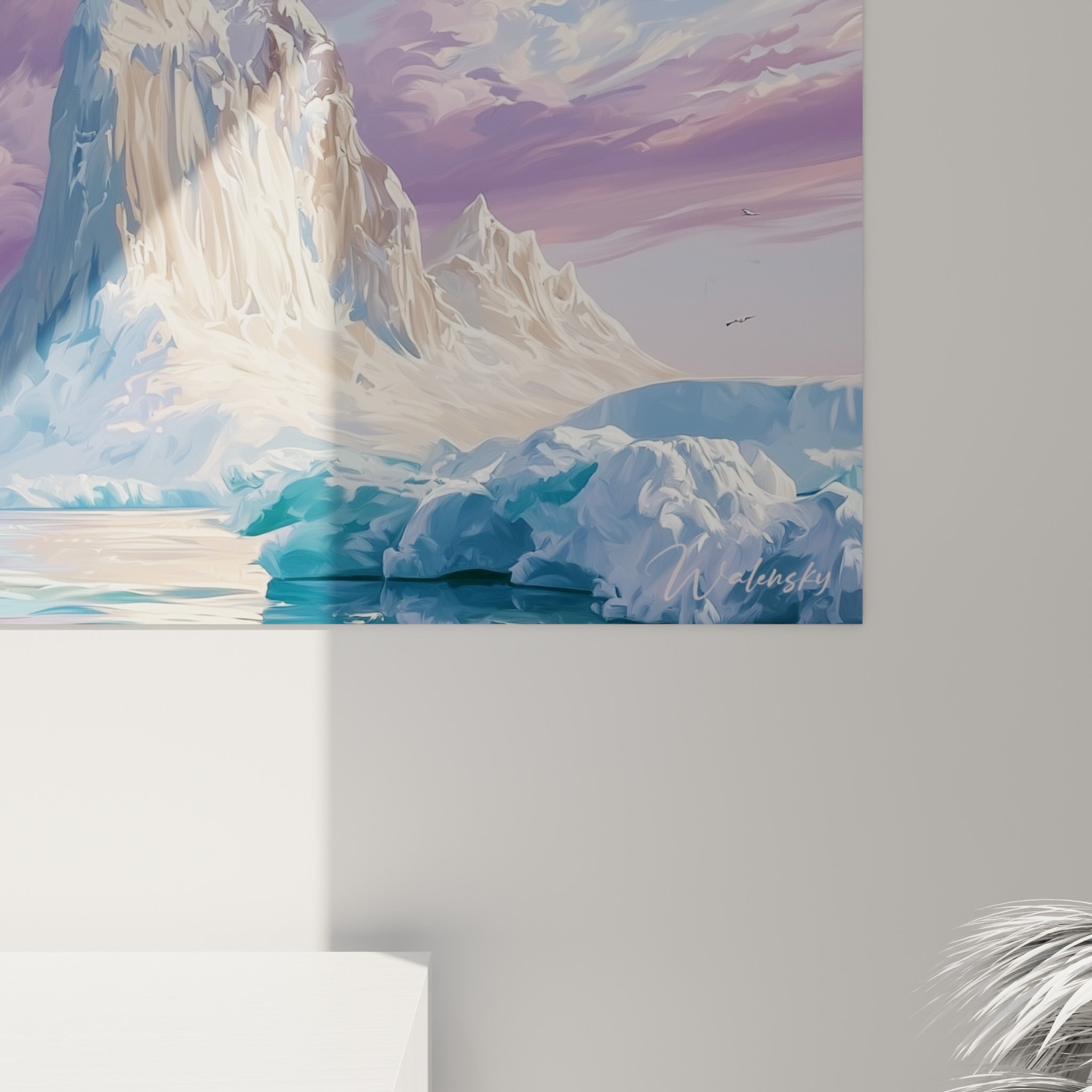 Détail de la texture picturale du pingouin, jeux de blanc, anthracite et reflets mauves sur la glace