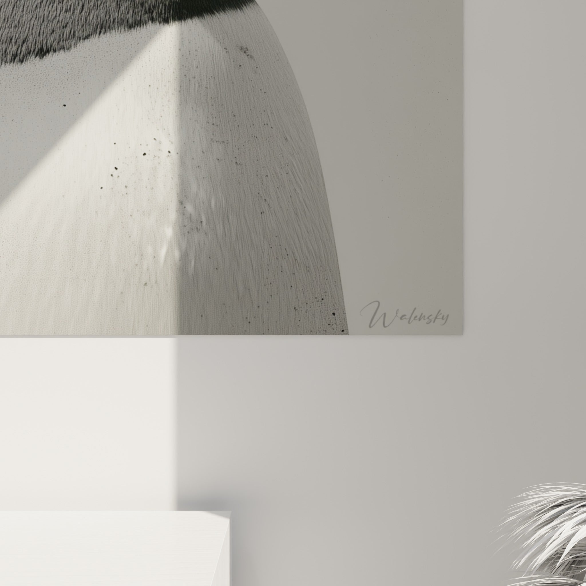 Détail du plumage granuleux du pingouin, contraste noir profond et blanc pur, éclat du bec rouge sur la toile