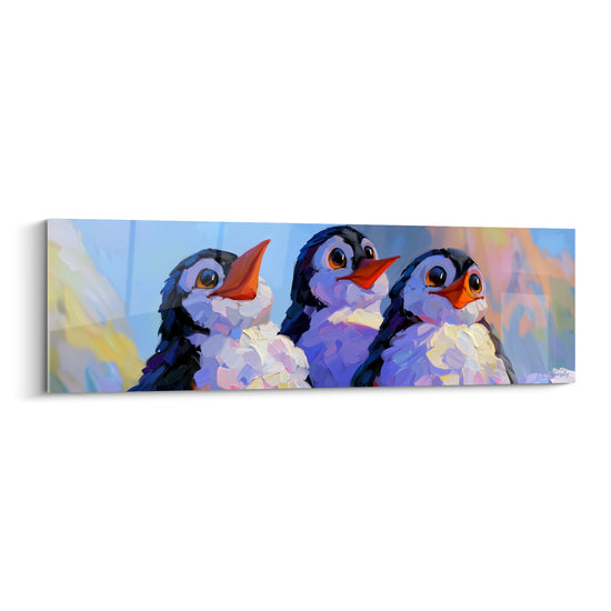 Trois pingouins au bec orange vif se détachent sur un fond bleu pastel et lavande texturé