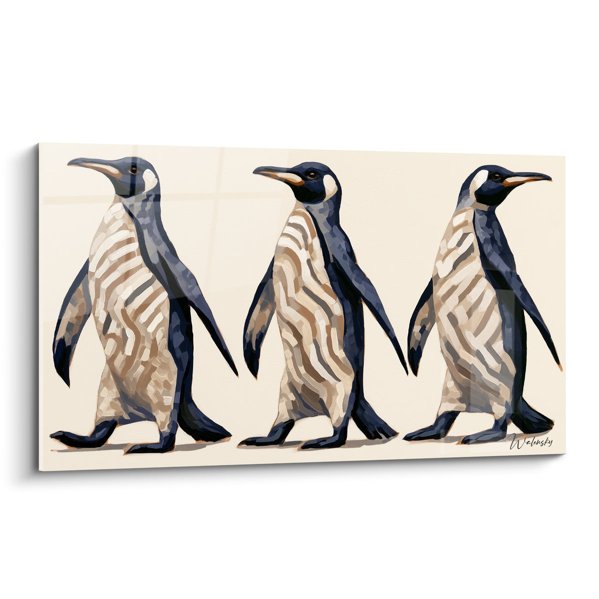 Trois pingouins bleu marine et ivoire marchent de profil, plumage rayé beige et bec doré