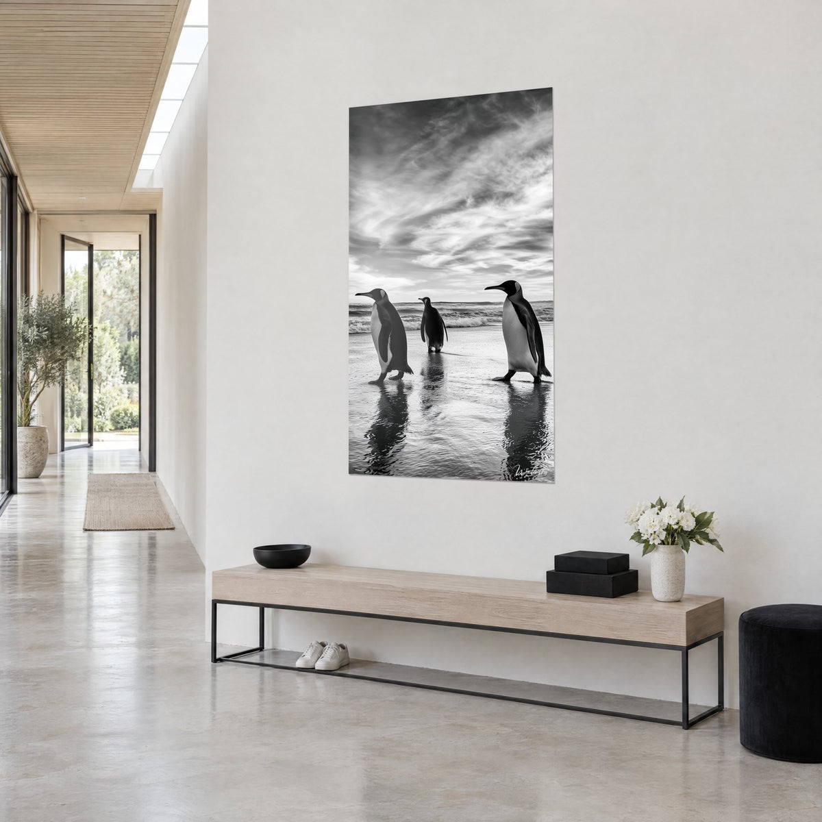 Gemälde Trio aus Pinguinen am Strand, anthrazitfarbenes Gefieder und weiße Brust, Dreiviertelansicht, heller architektonischer Flur