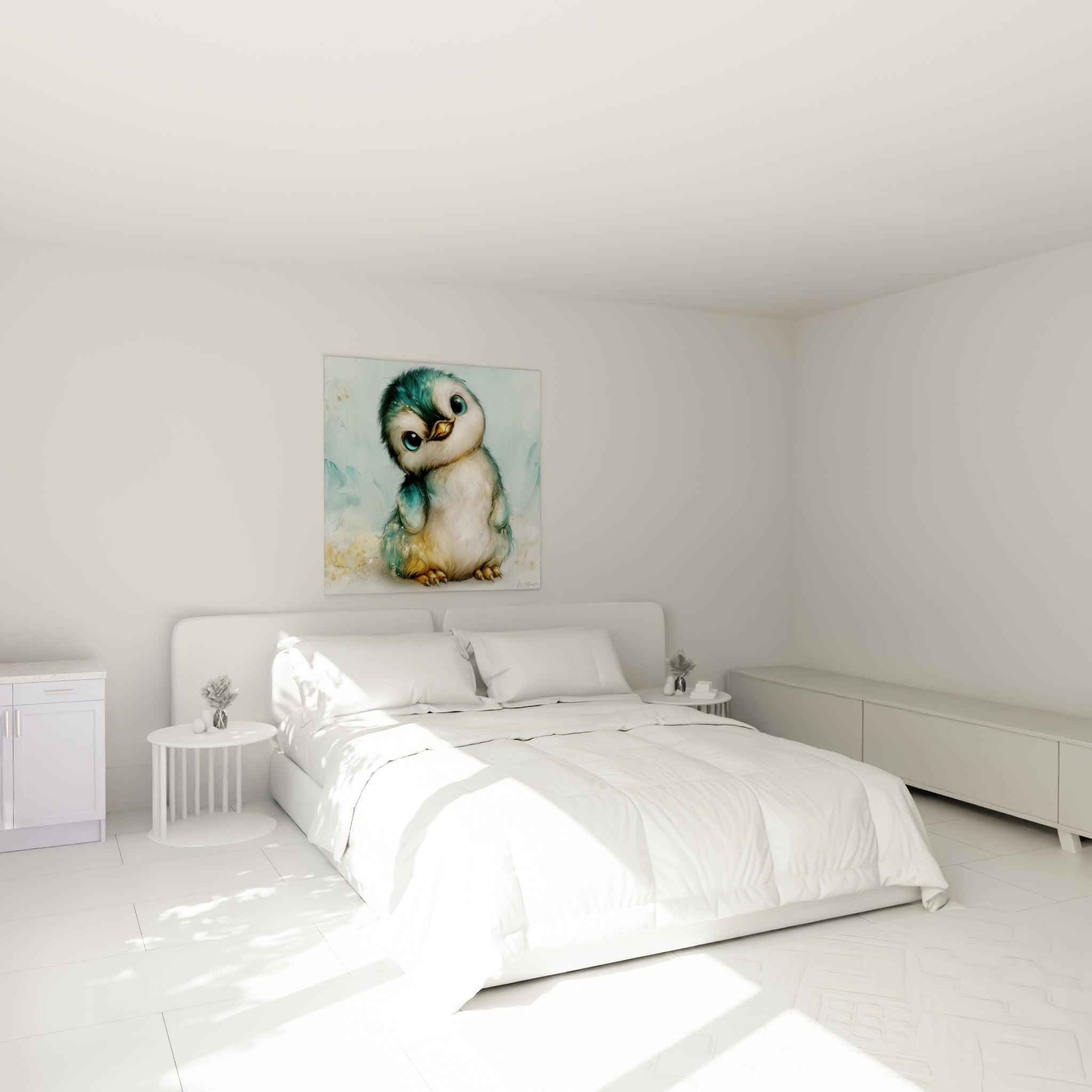 Jeune pingouin bleu turquoise et crème, tête inclinée, accroché au-dessus d'un lit dans une chambre claire