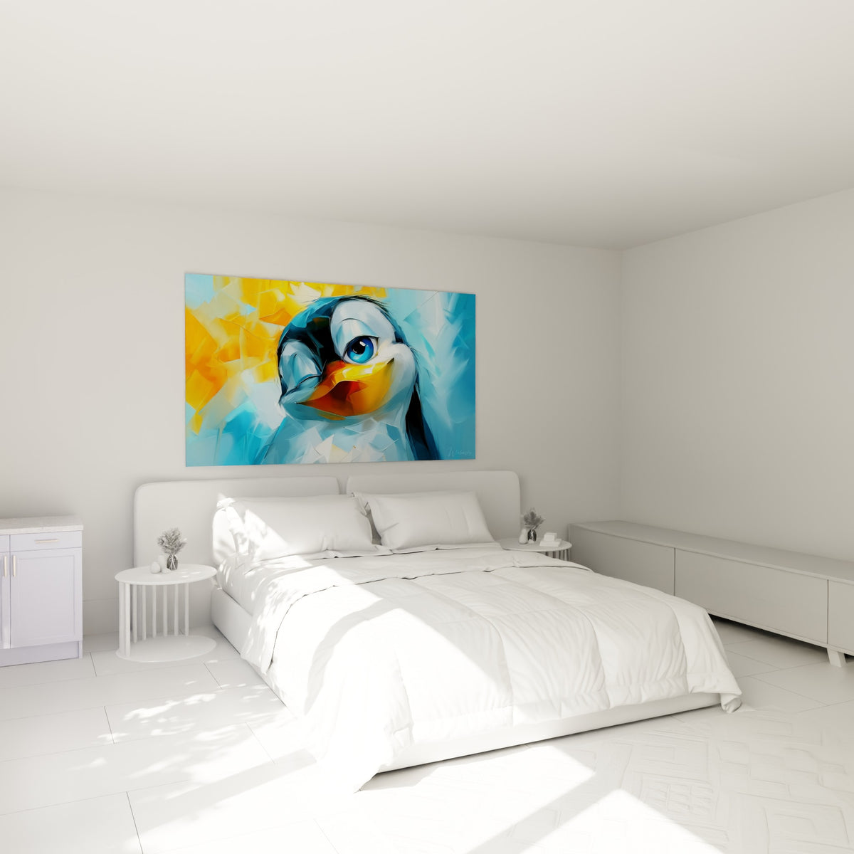 Jeune pingouin au regard bleu turquoise et bec doré, accroché au-dessus d'un lit dans une chambre claire