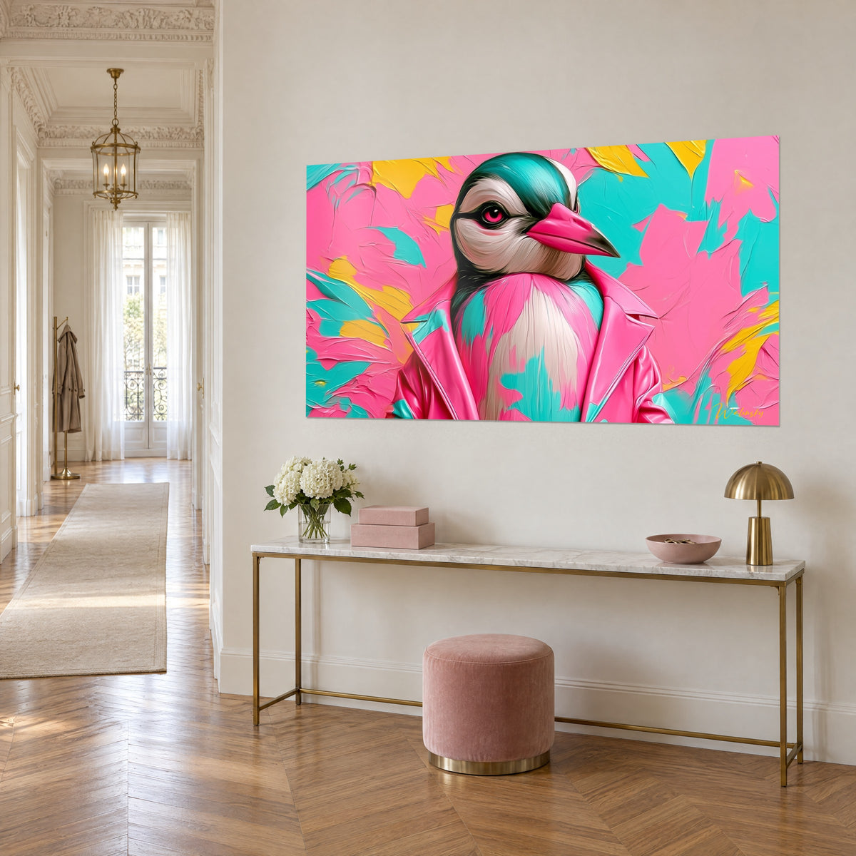 Tableau oiseau à bec rose et plastron dégradé turquoise, matière épaisse jaune et rose, vue de trois-quarts, console dorée au salon