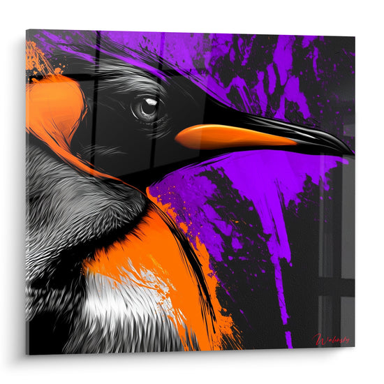 Pingouin noir au regard perçant, bec orange vif et éclaboussures violettes en gros plan