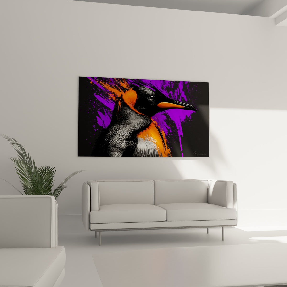 Portrait de pingouin aux touches violettes et orange placé au-dessus d'un canapé dans un salon lumineux