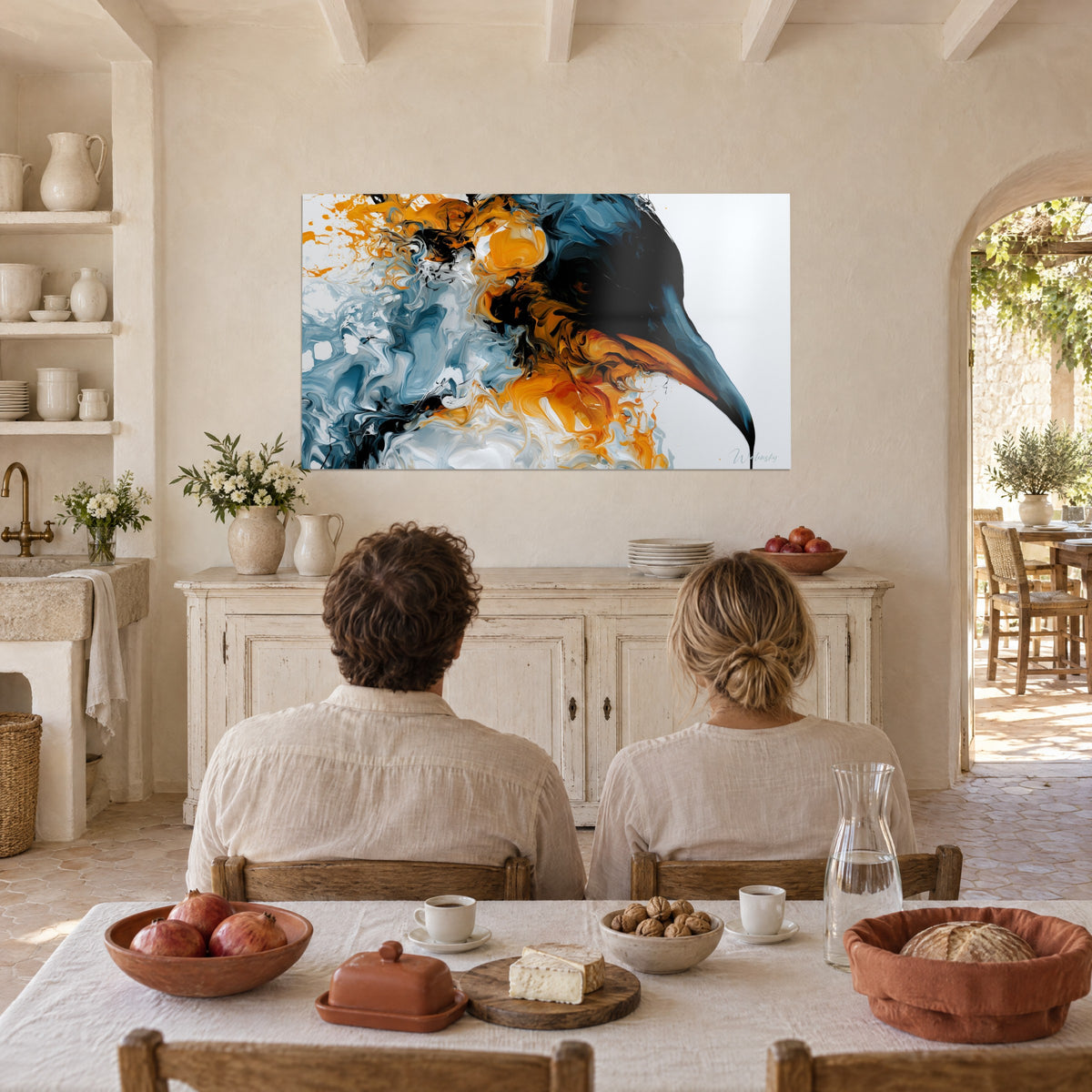 Tableau portrait de pingouin en peinture fluide, œil sombre, tourbillons orange vif et bleu glacier, face à une table dressée