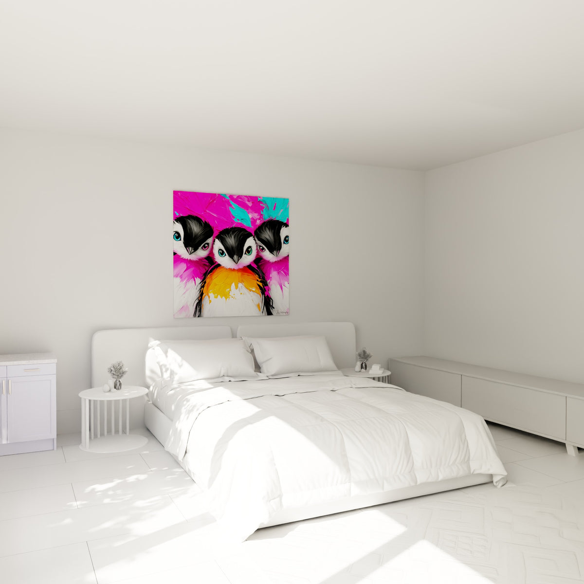 Pingouins au poitrail orange et fond fuchsia turquoise, accrochés au-dessus d'un lit dans une chambre claire