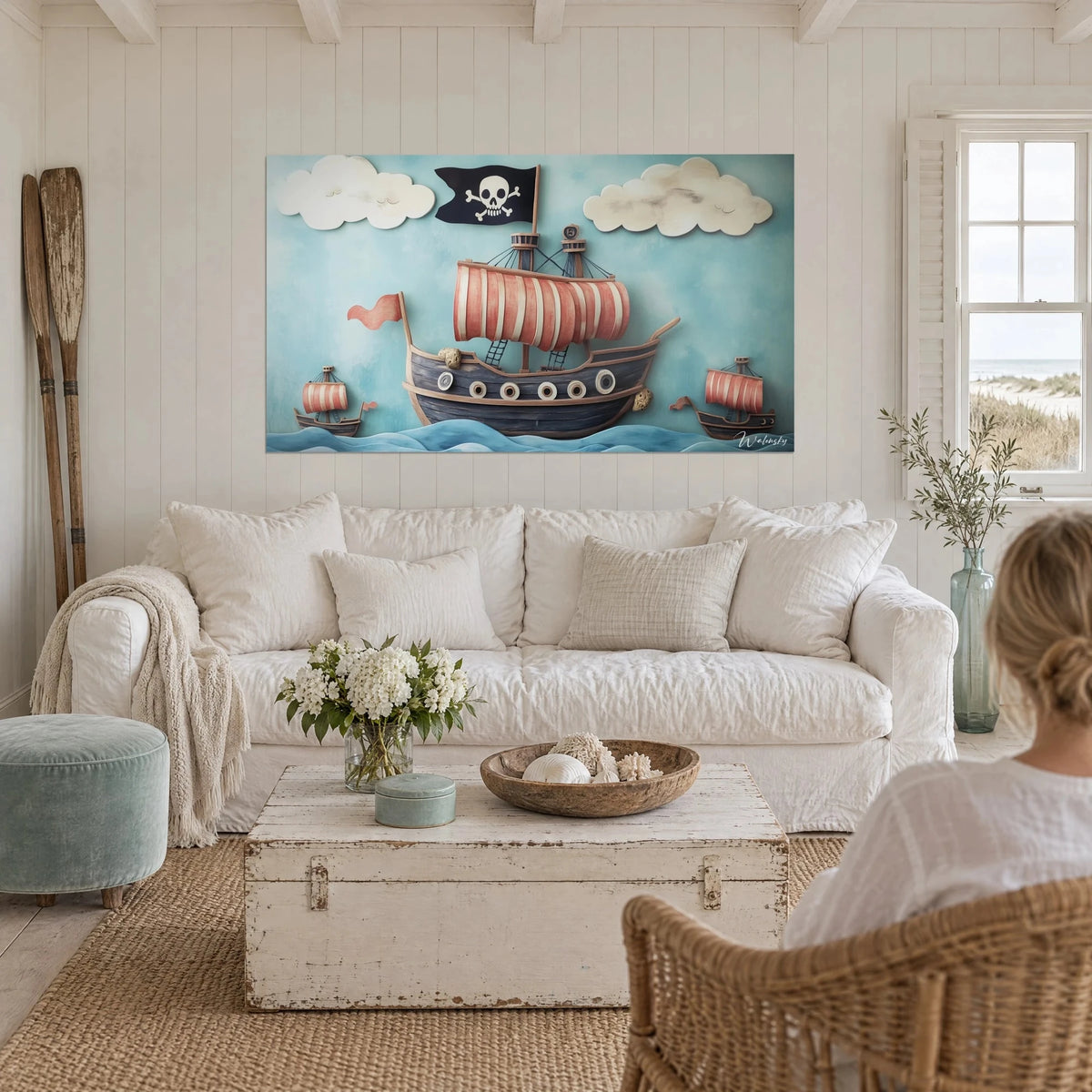 Gemälde Piratengaleone mit korallenrot und cremeweiß gestreiftem Segel auf blauem Meer, über einem Sofa in einem hellen Wohnzimmer