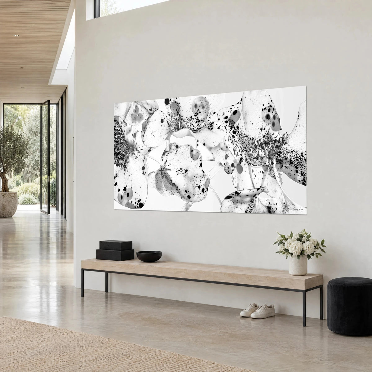 Schilderij getijgerde bloemen in monochroom, zwarte meeldraden op witte bloemblaadjes, beige muur boven een bank in een hal