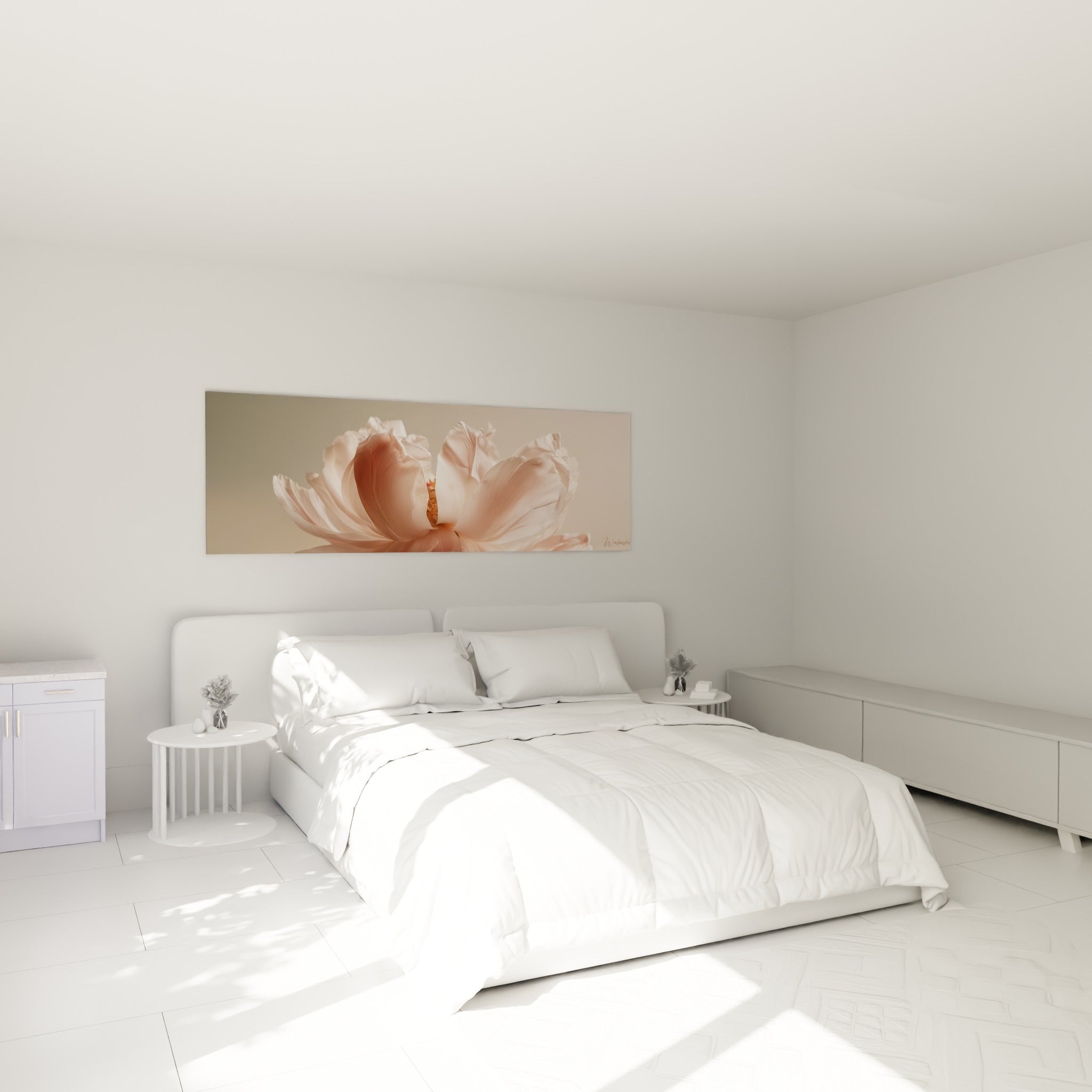 Pétales de pivoine rose et beige déployés au-dessus d'un lit dans une chambre claire