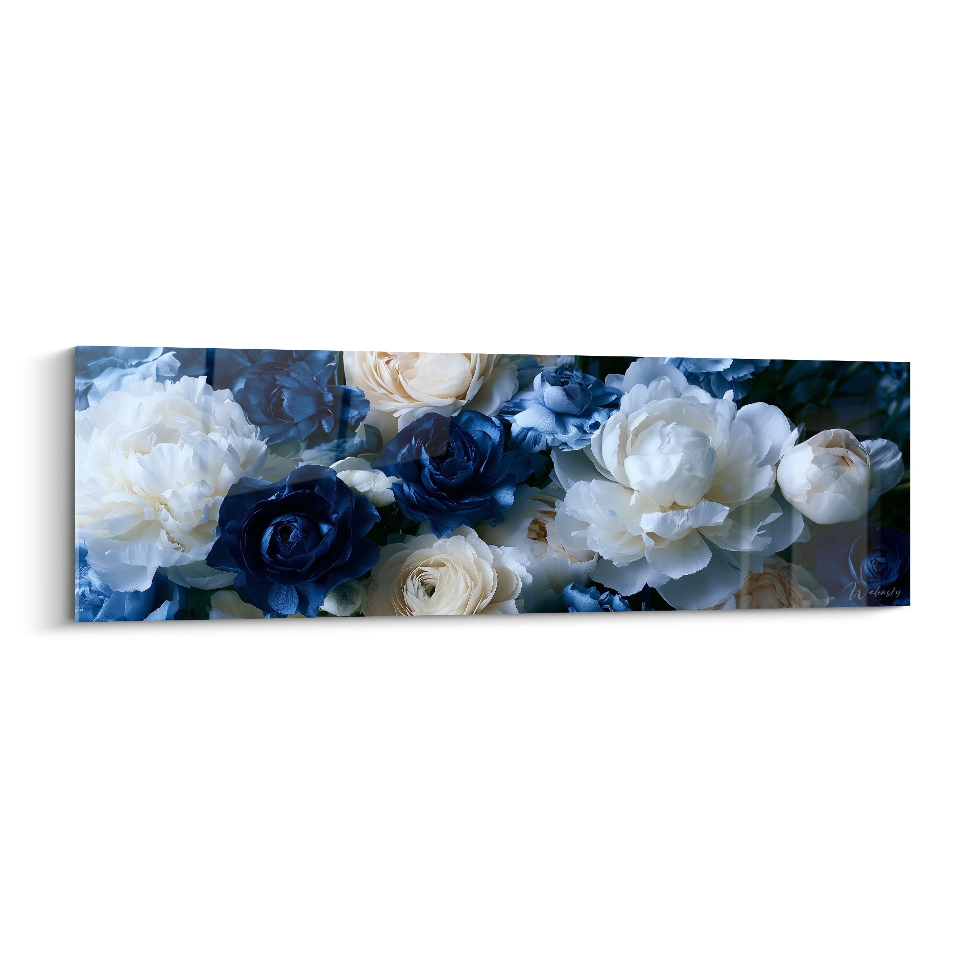 Pivoines blanches et roses bleu marine réunies en un bouquet dense et lumineux