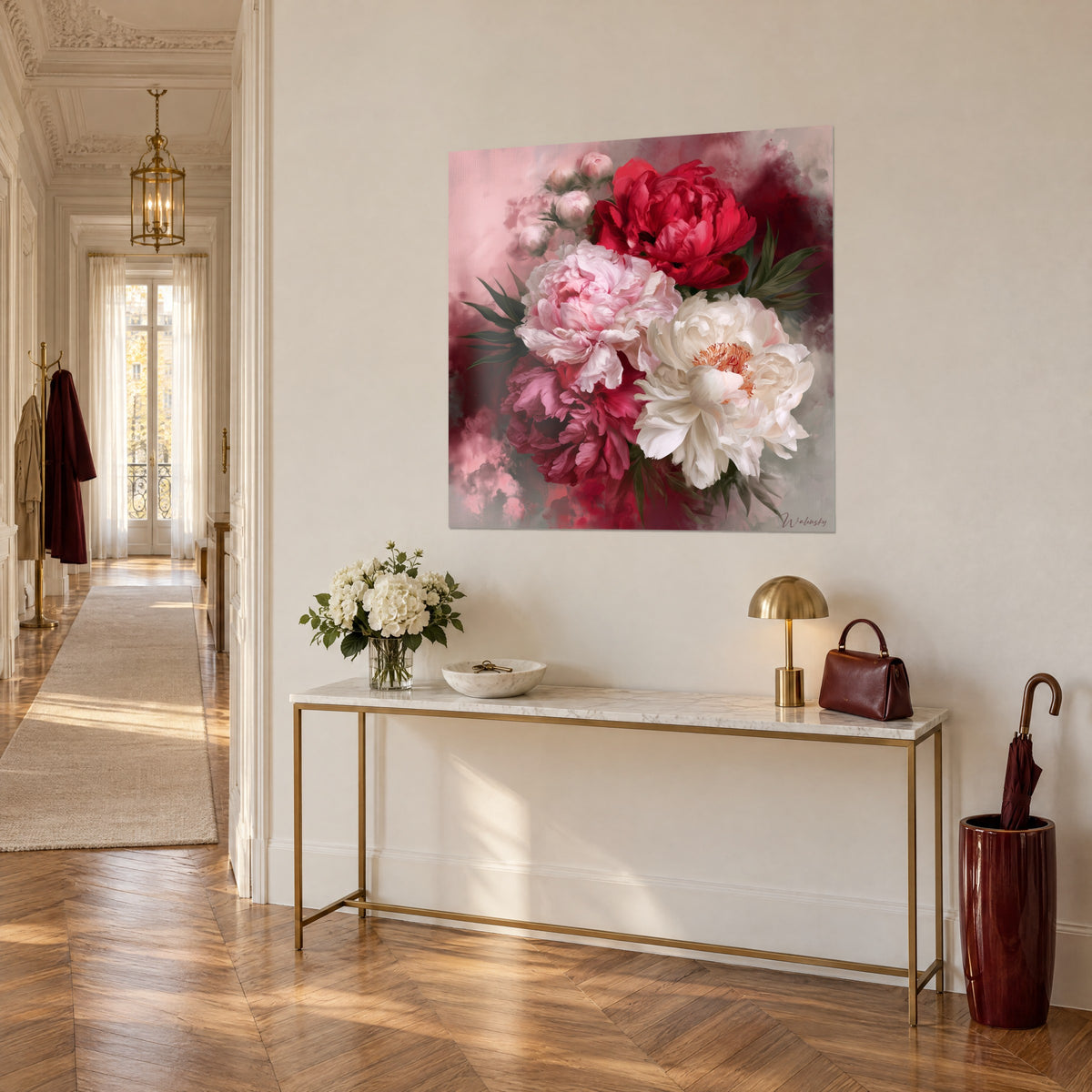 Schilderij pioenbloemen in purper, lichtroze en crème, luchtige knoppen, boven een vergulde console in driekwartaanzicht