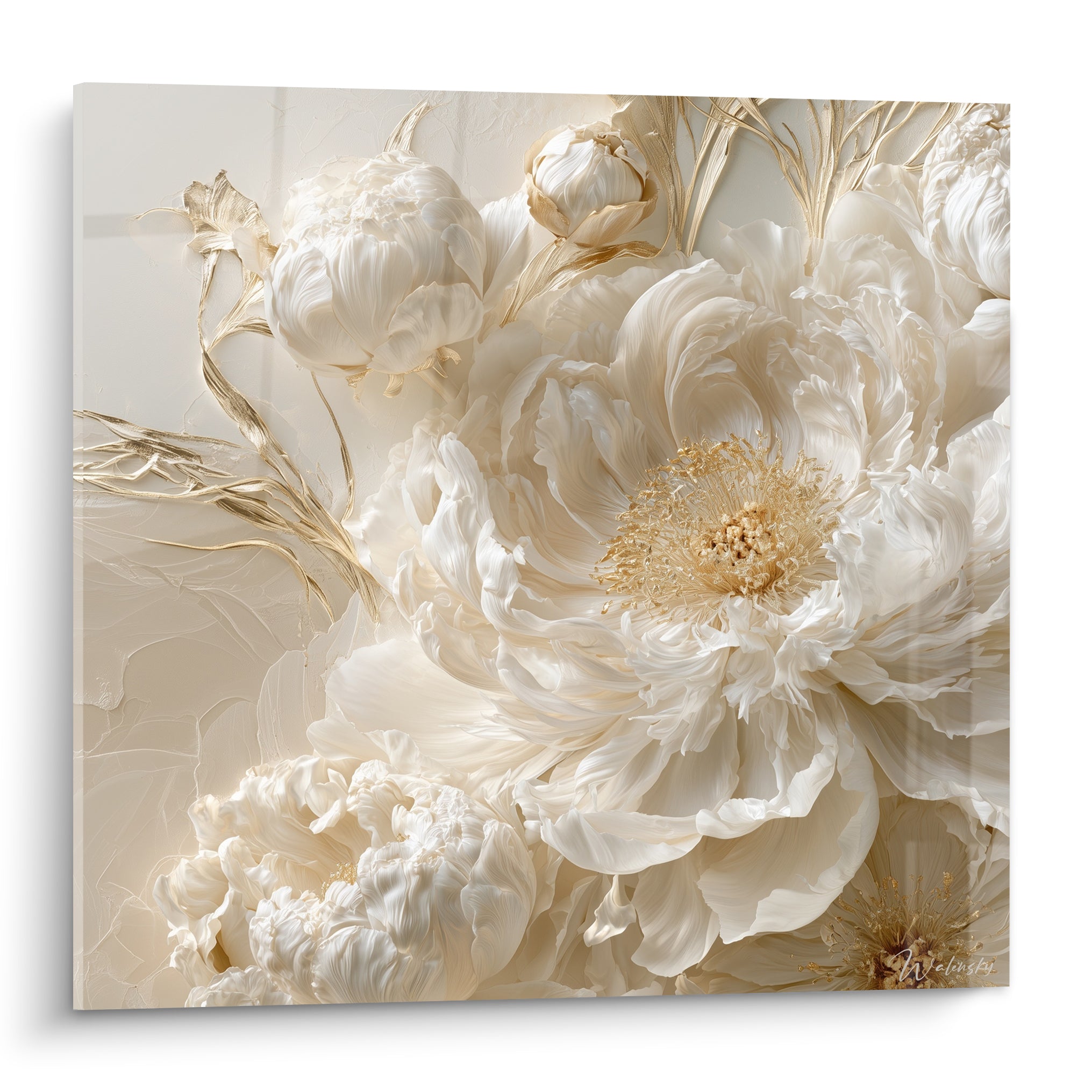 Pivoine blanche aux pétales sculptés et cœur d'étamines dorées, texture florale en relief