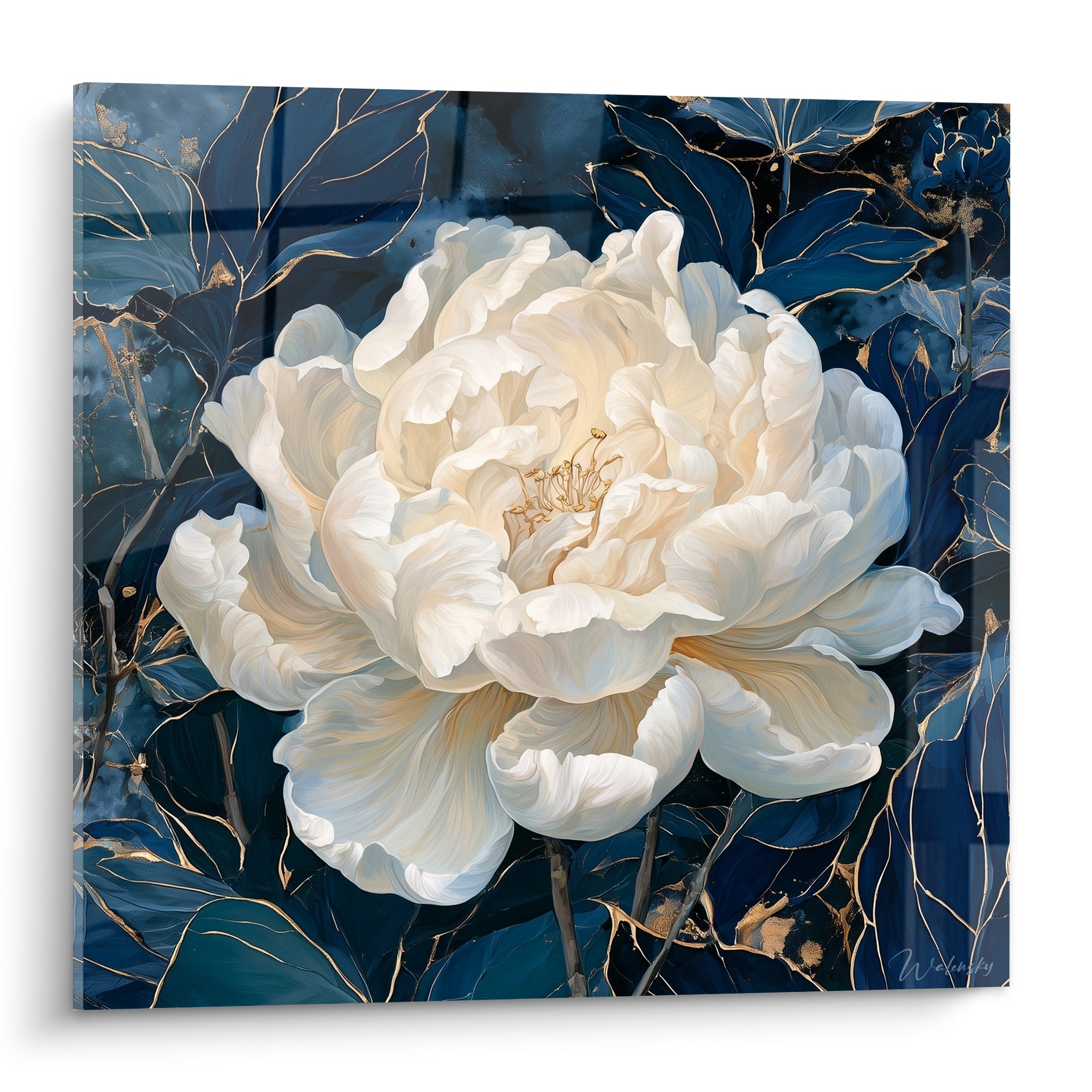 Pivoine blanche aux pétales nacrés se détachant d'un feuillage bleu marine veiné d'or