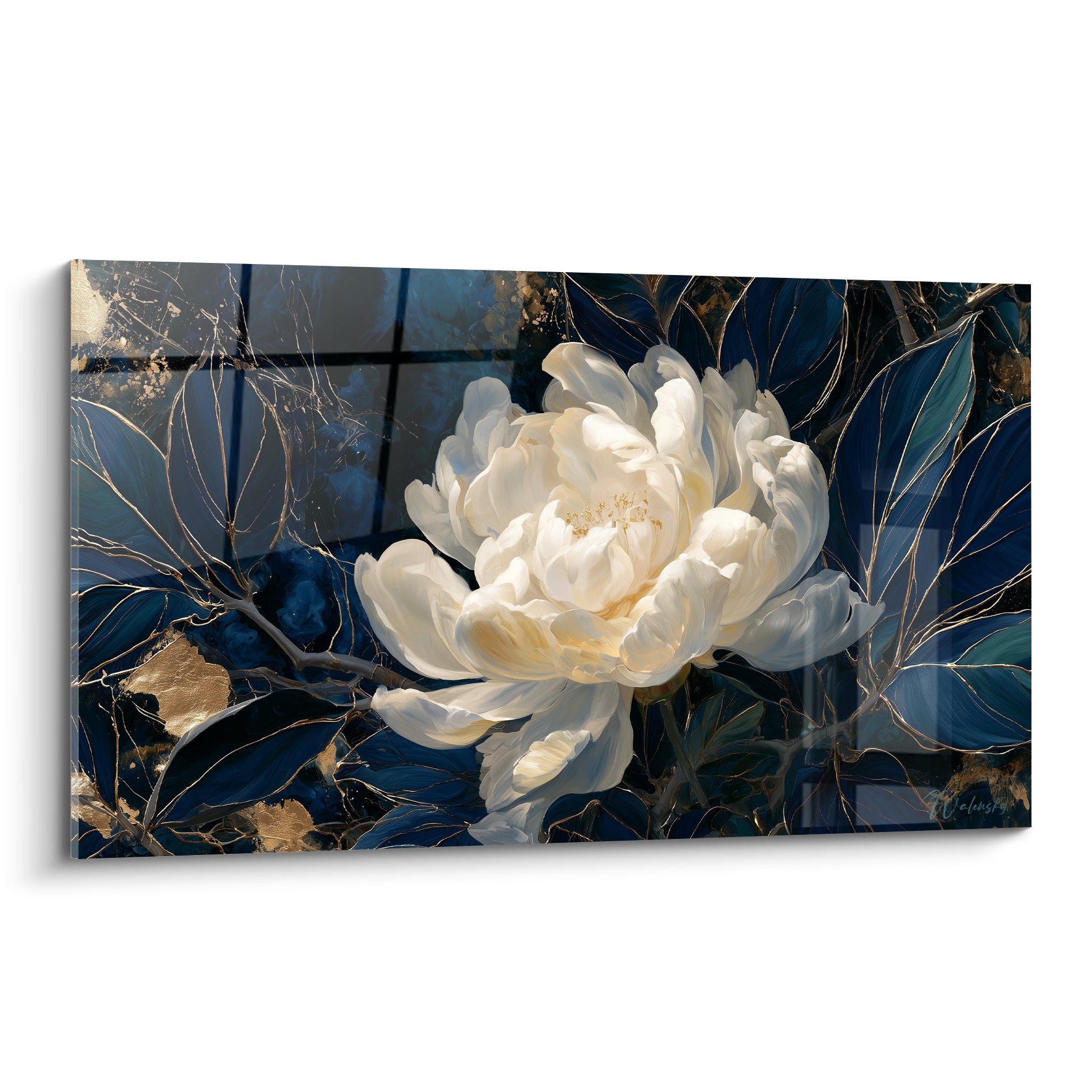 Pivoine blanche aux pétales nacrés se détachant sur un feuillage bleu nuit et doré