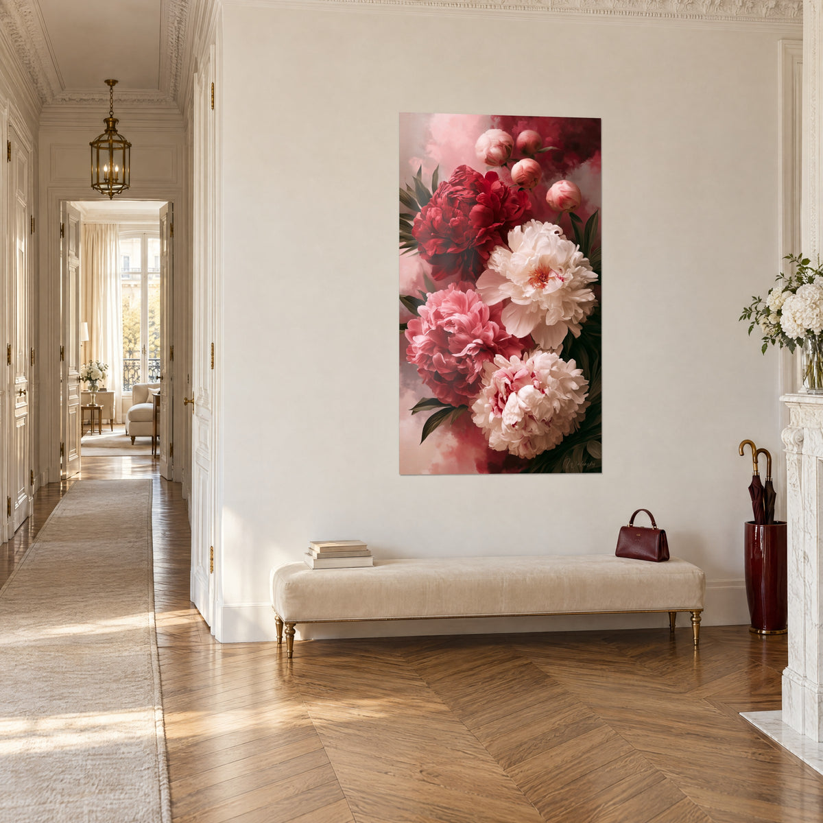 Gemälde mit einem Strauß großer karmesinroter und elfenbeinweißer Blüten auf rosafarbenem Grund, Parkettflur und beige Bank, Dreiviertelansicht