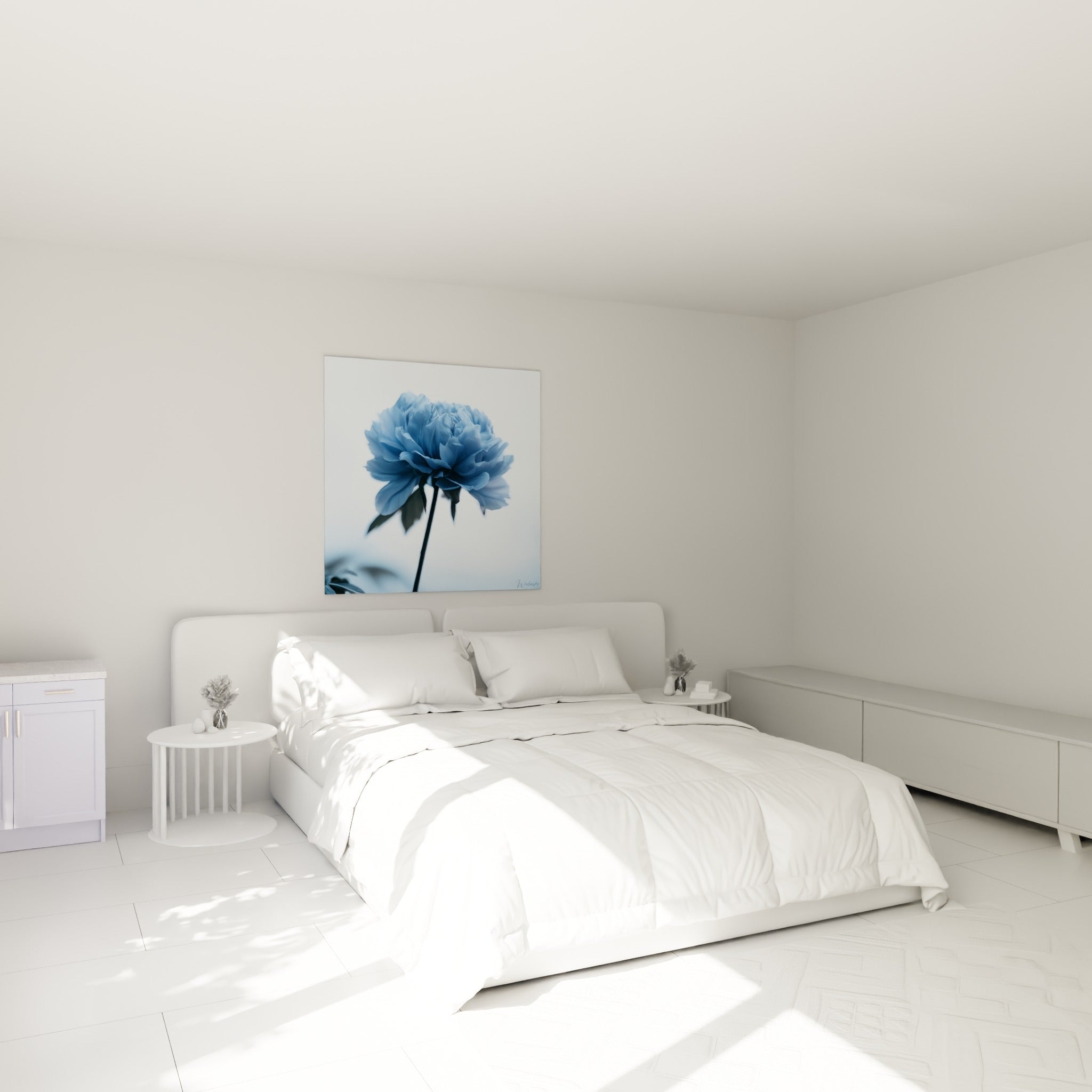 Fleur de pivoine bleu ardoise et blanche accrochée au-dessus d'un lit dans une chambre claire