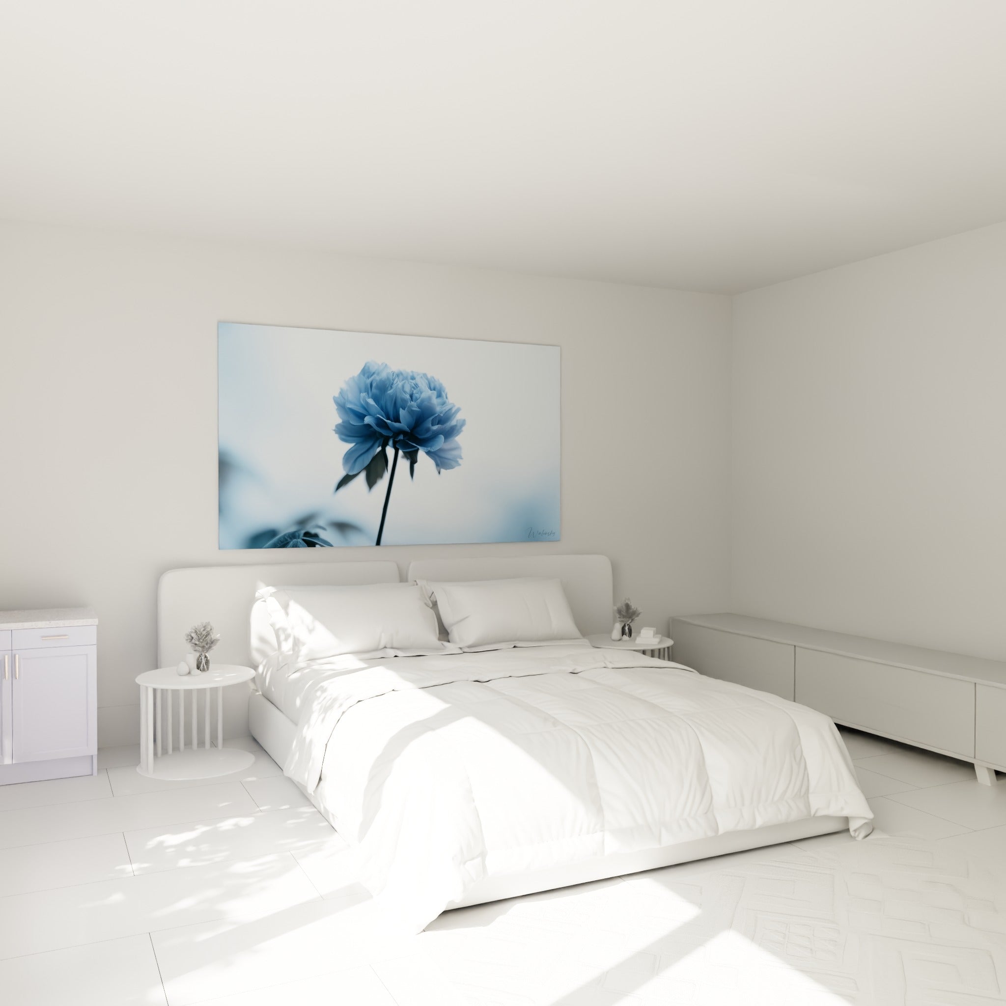 Fleur pivoine bleu ciel et blanc nacré au-dessus d'un lit dans une chambre claire