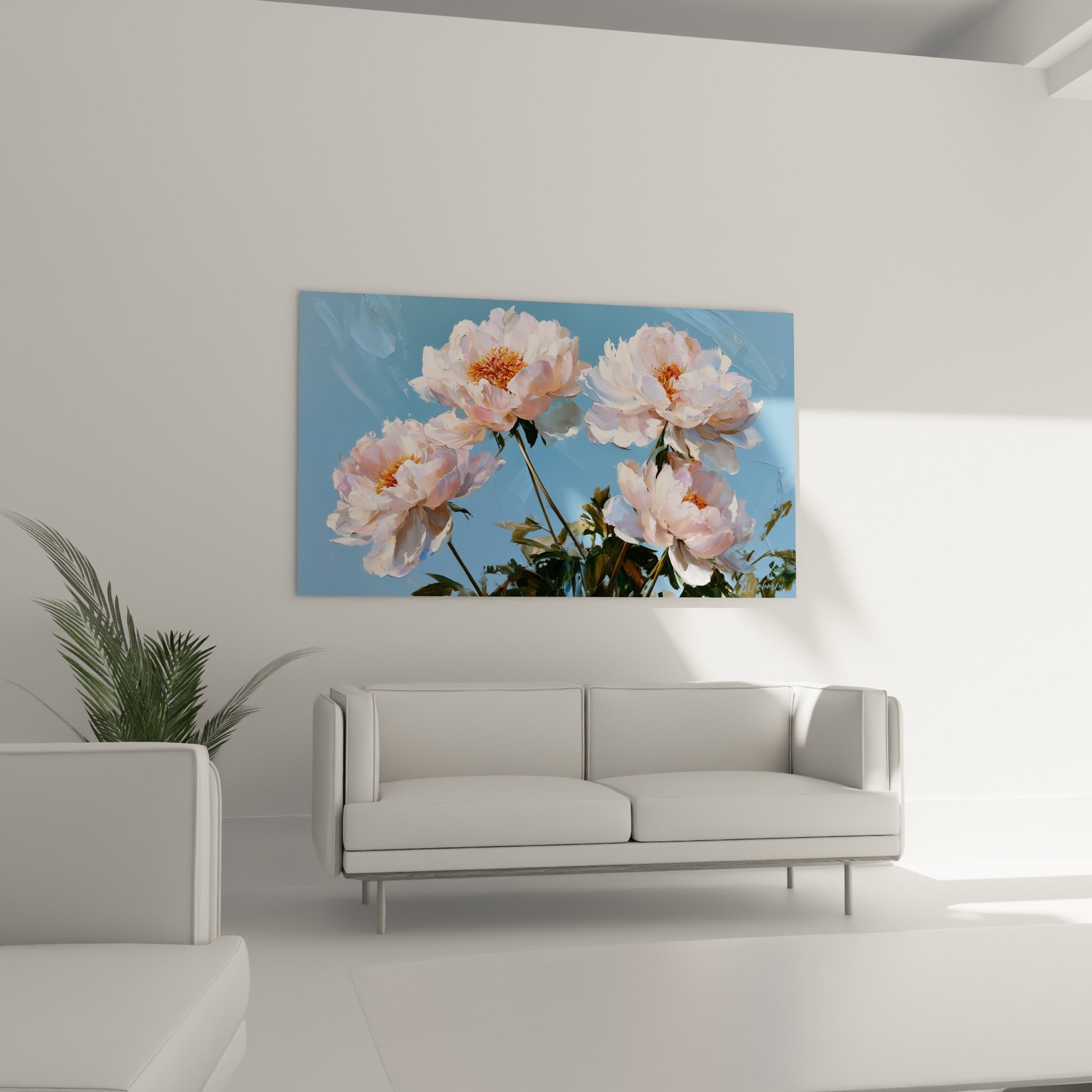 Fleurs de pivoine blanc rosé aux cœurs orangés au-dessus d'un canapé dans un salon lumineux