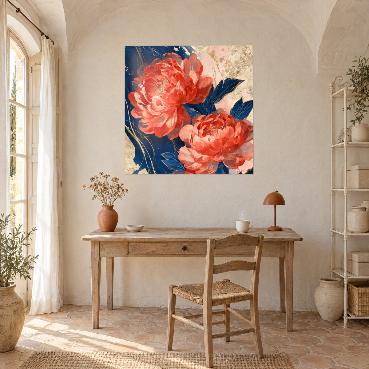 Tableau floraison corail éclatante, feuilles marine et touches de feuille d'or, au-dessus d'un bureau en bois dans un mas