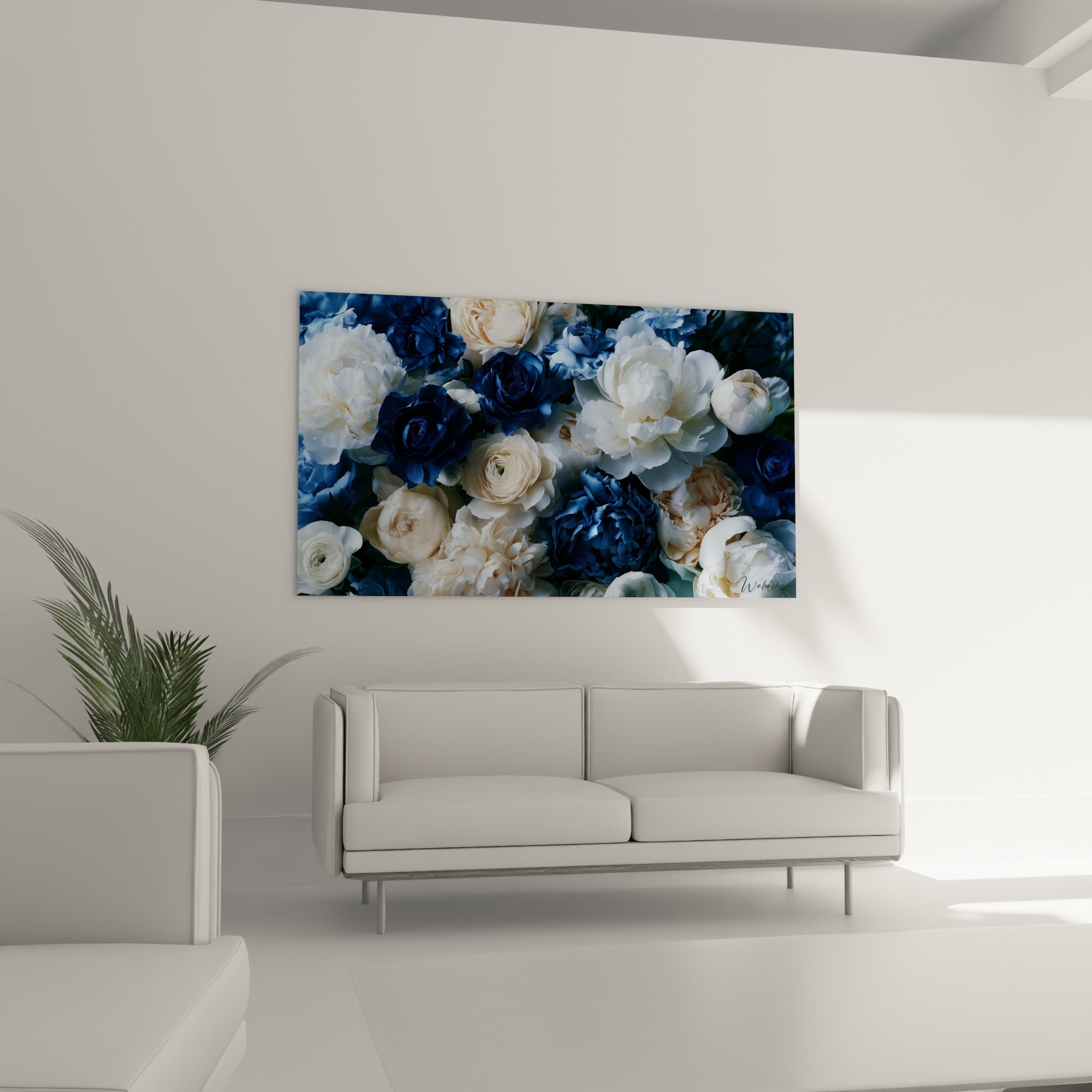 Fleurs de pivoine crème et bleu marine disposées au-dessus d'un canapé dans un salon lumineux