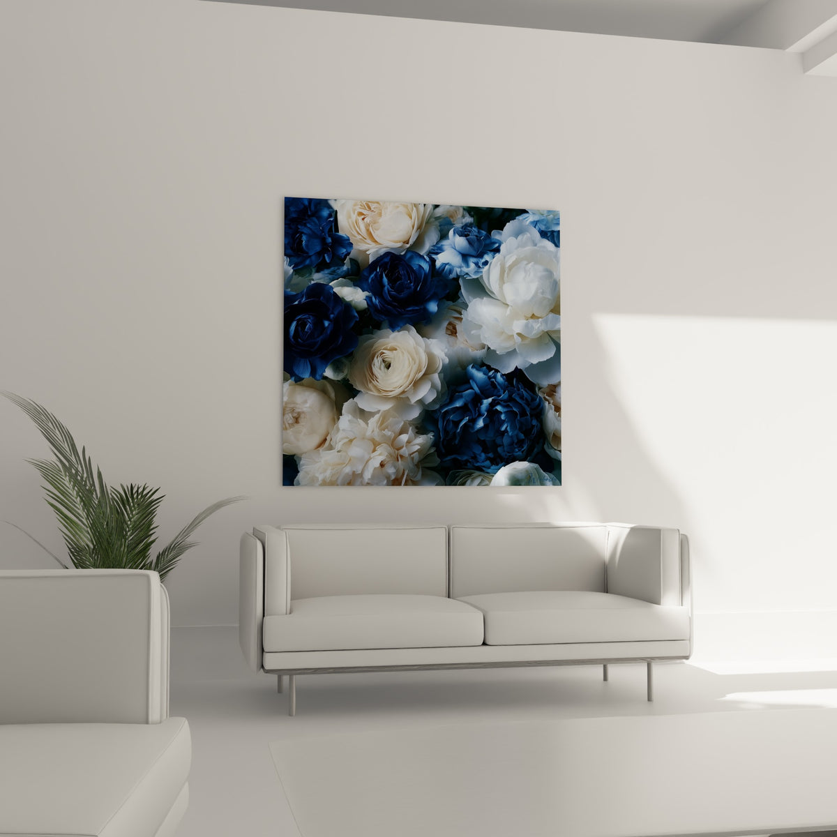 Fleurs de pivoine bleu nuit et ivoire disposées au-dessus d'un canapé dans un salon lumineux