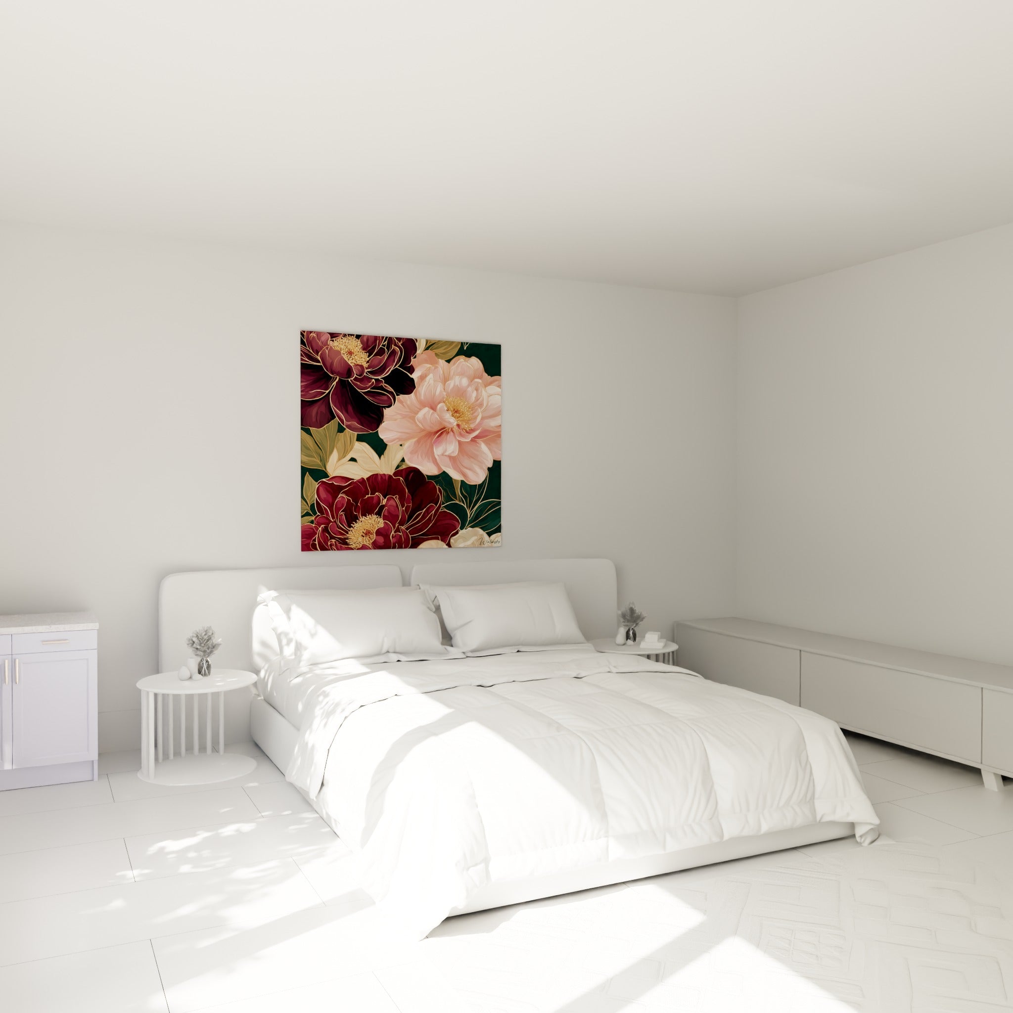 Bouquet de pivoines bordeaux et roses au-dessus d'un lit dans une chambre claire