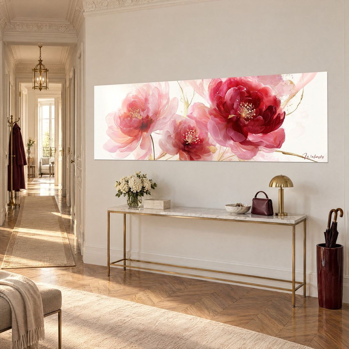 Tableau fleurs de pivoine corail et carmin aux tiges d'or, sur un mur beige, console dorée, vue de trois-quarts, couloir haussmannien