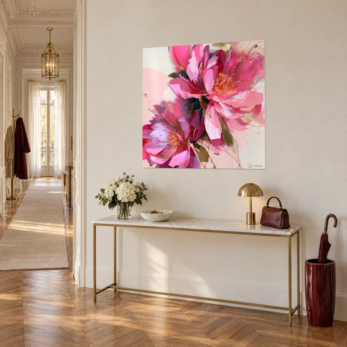 Schilderij bloemenboeket in fuchsia op een lichtroze achtergrond, gouden accenten, vergulde console en visgraatparket in Haussmann-stijl