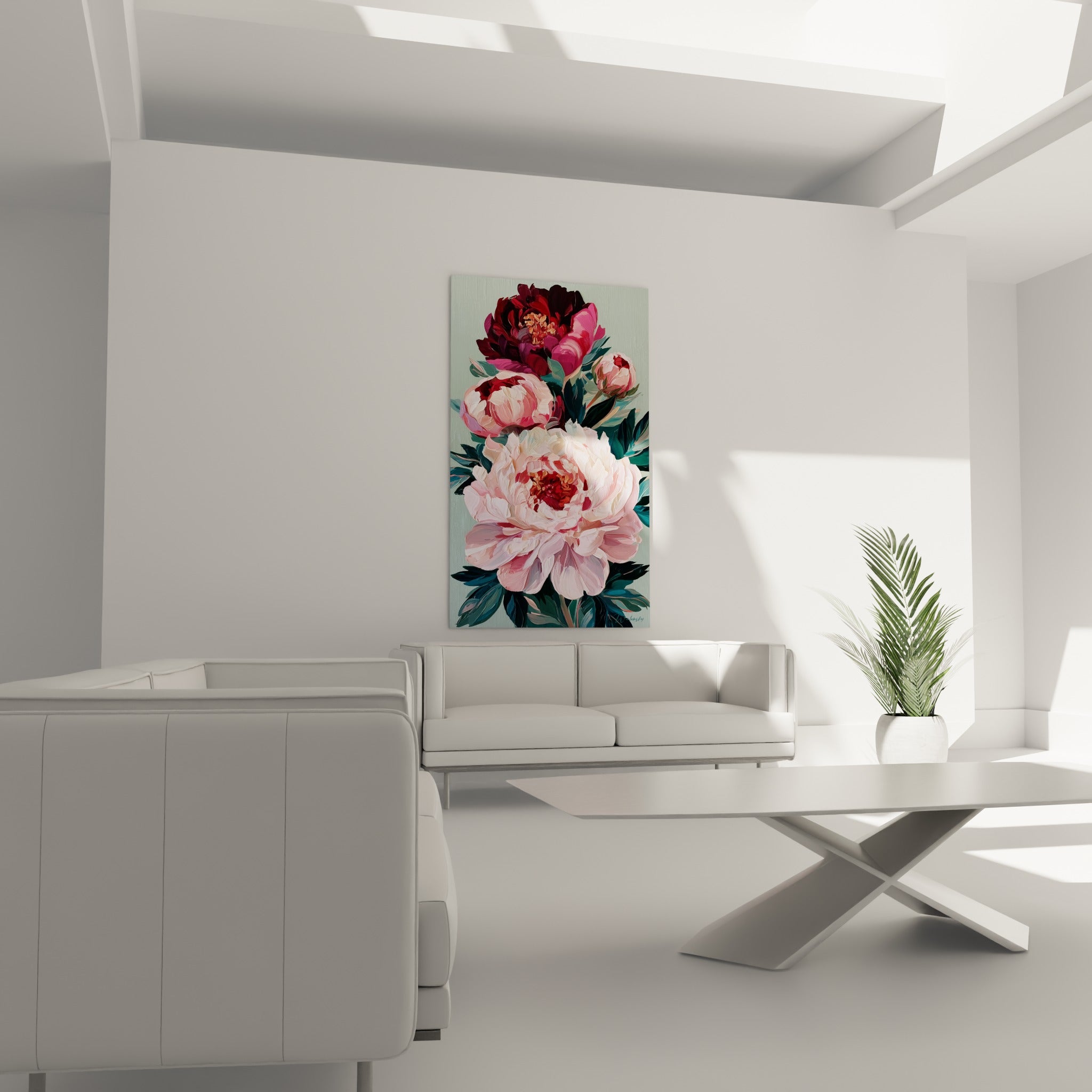 Fleurs de pivoine rose poudré et bordeaux au-dessus d'un canapé dans un salon lumineux
