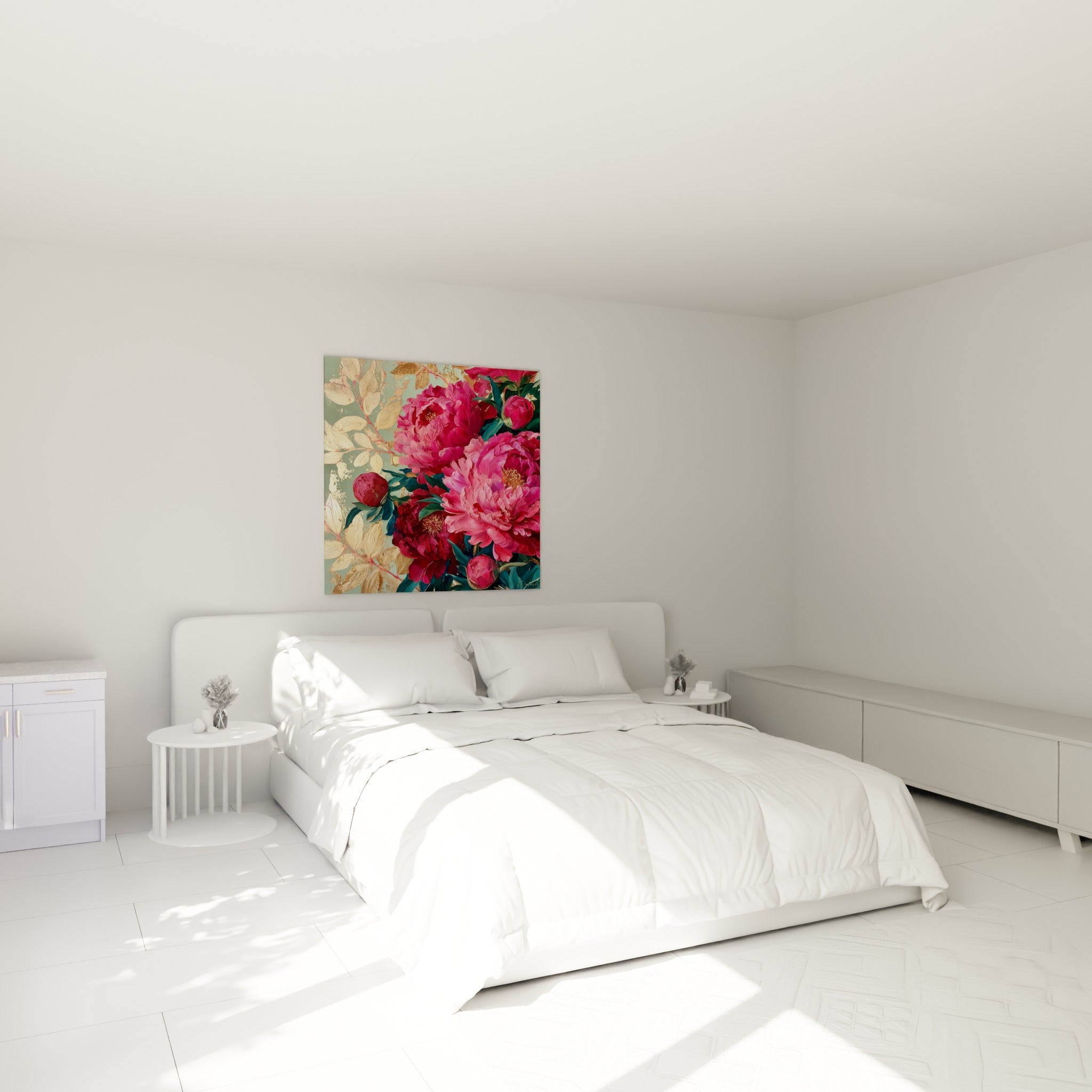 Bouquet de pivoines roses et dorées accroché au-dessus d'un lit dans une chambre claire