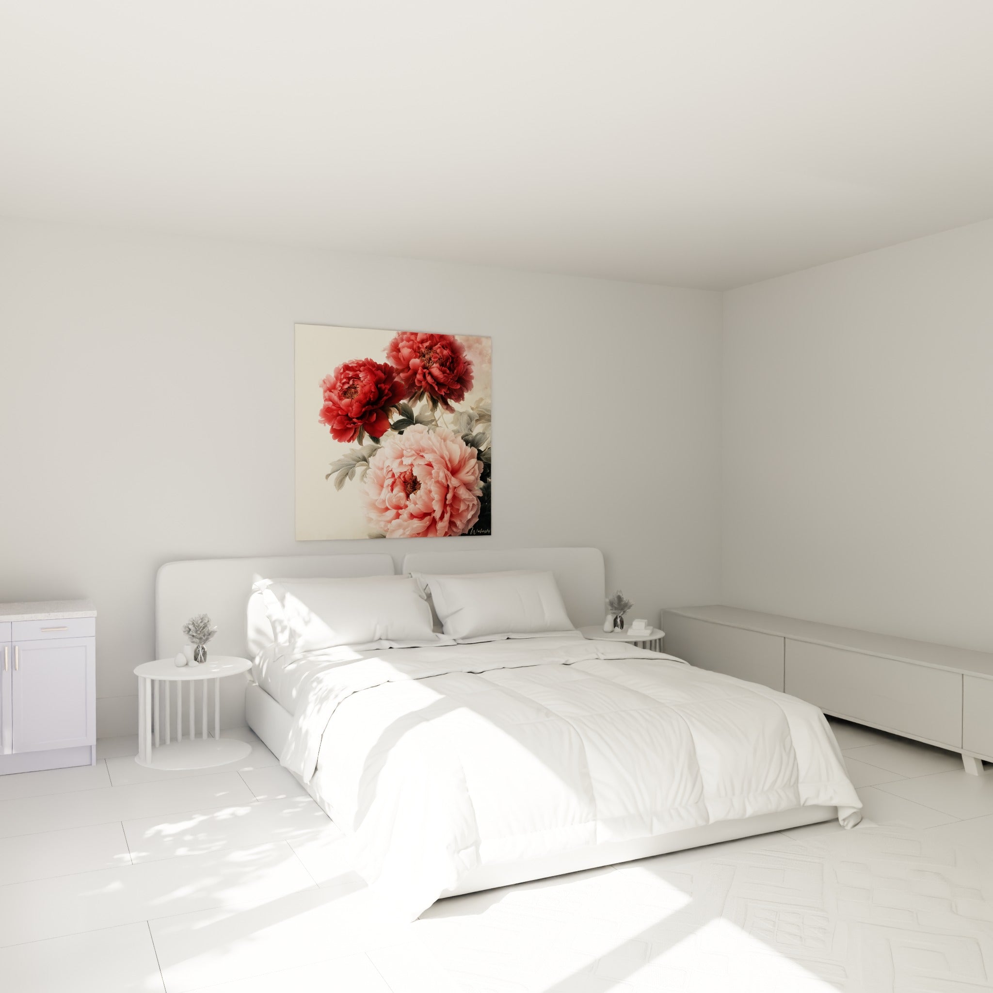 Bouquet de pivoines rouges et roses au-dessus d'un lit dans une chambre claire
