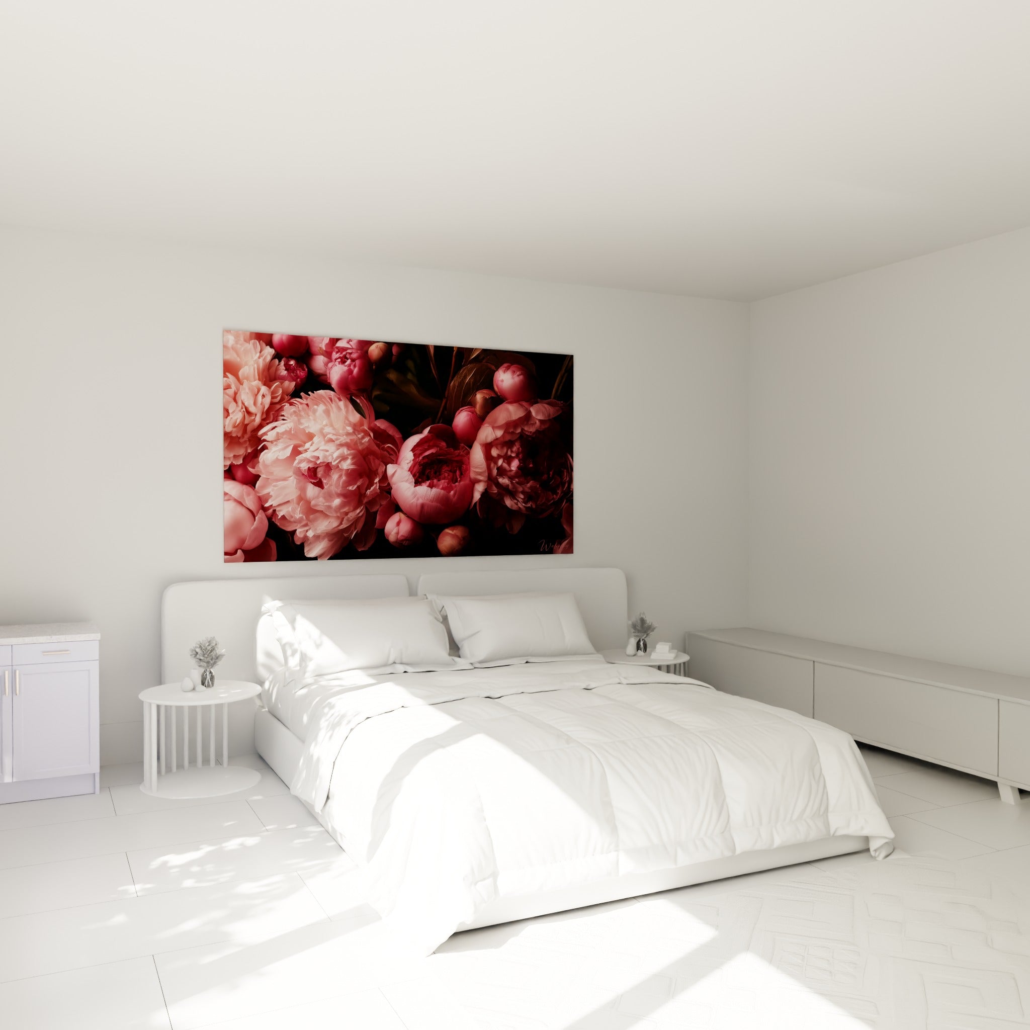 Bouquet de pivoines roses et bordeaux sur fond sombre accroché au-dessus d'un lit dans une chambre claire
