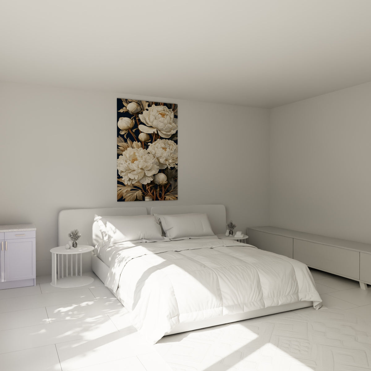 Bouquet de pivoines ivoire et bleu marine, pétales veloutés, au-dessus d'un lit dans une chambre claire