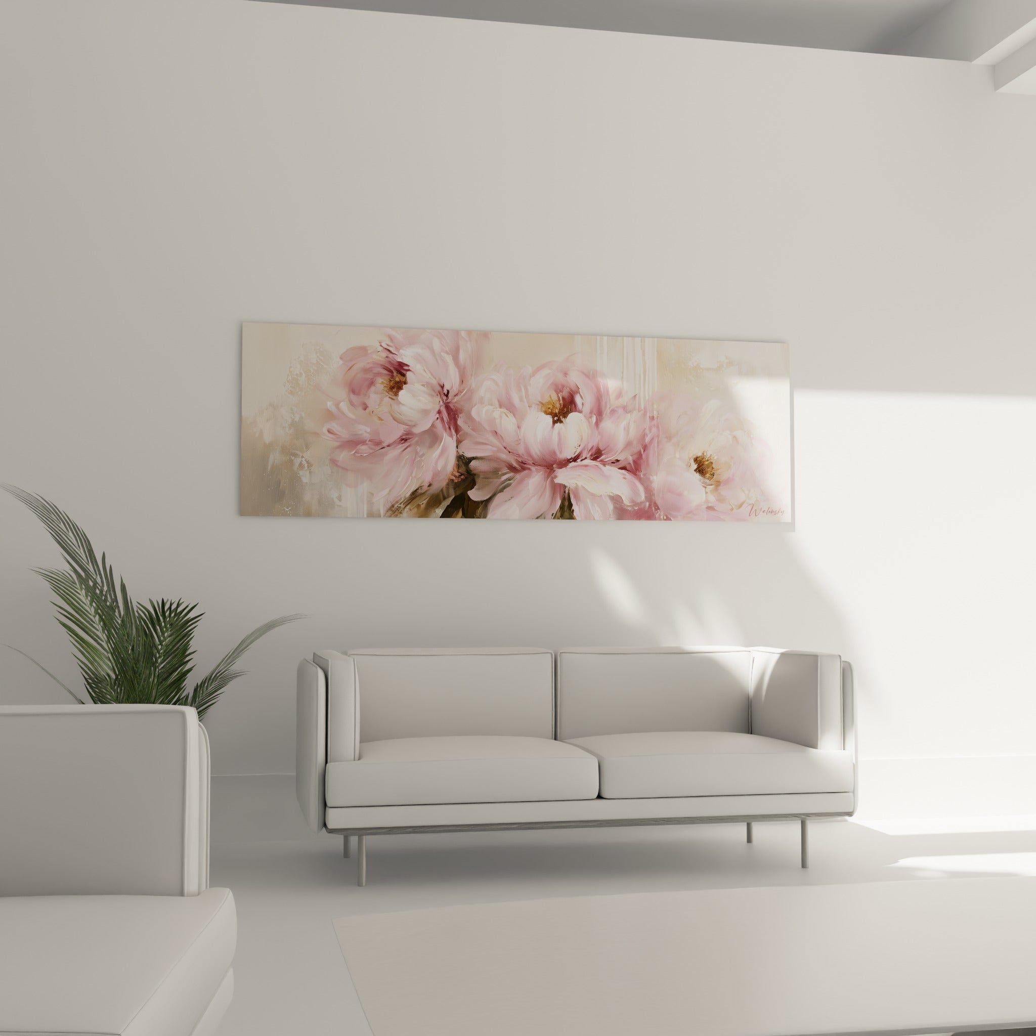 Fleurs de pivoine rose poudré et crème disposées au-dessus d'un canapé dans un salon lumineux